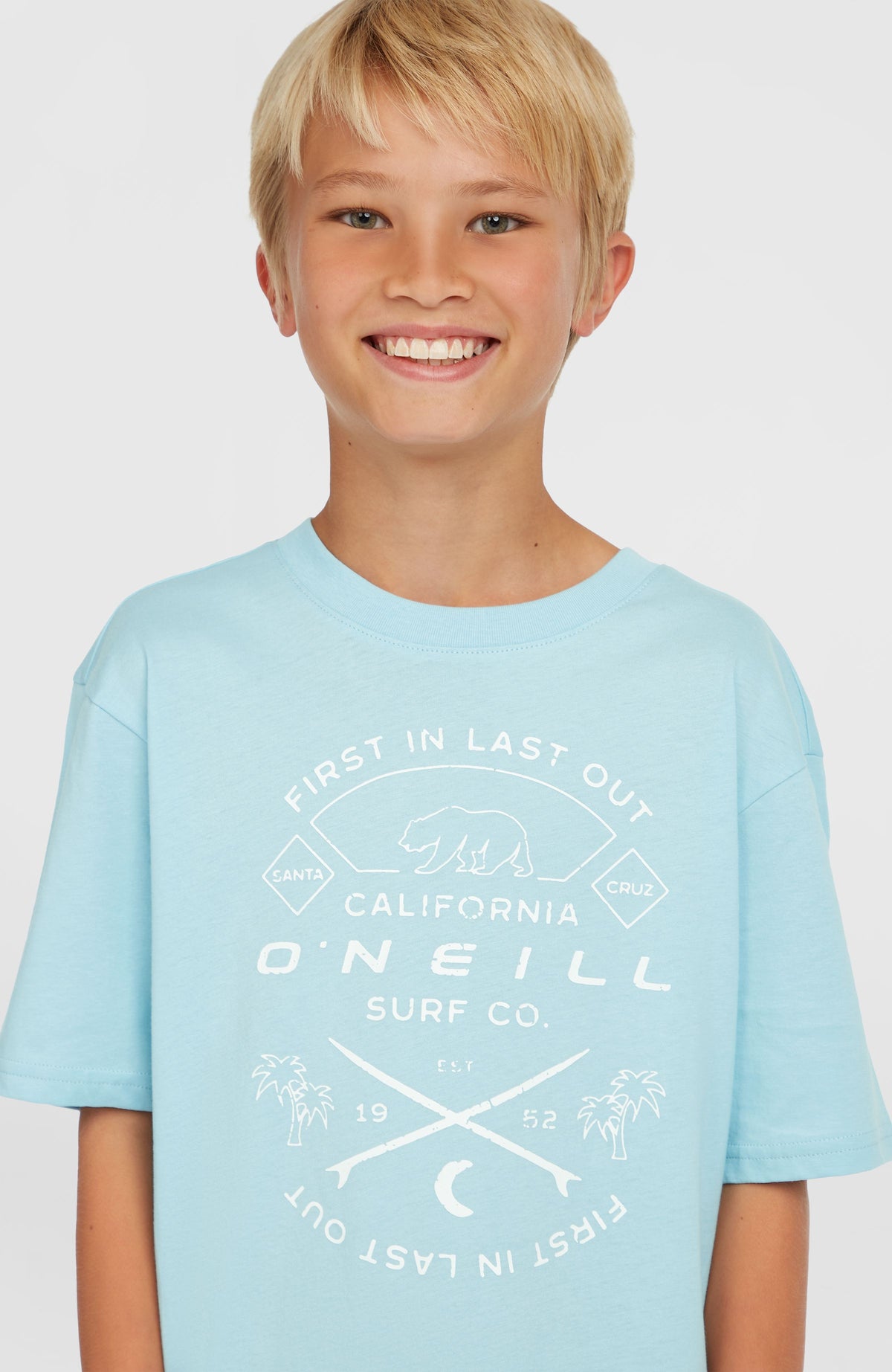 O'Neill Jack O'Neill Muir T-Shirt für Jungen, blau mit Logo-Print in Weiß, Nahaufnahme am Model