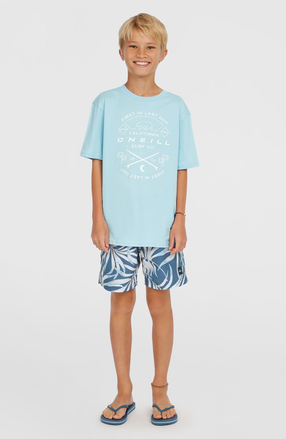 Jack O'Neill Muir T-Shirt für Jungen, blau mit Logo-Print in Weiß, Ganzkörperansicht am Model