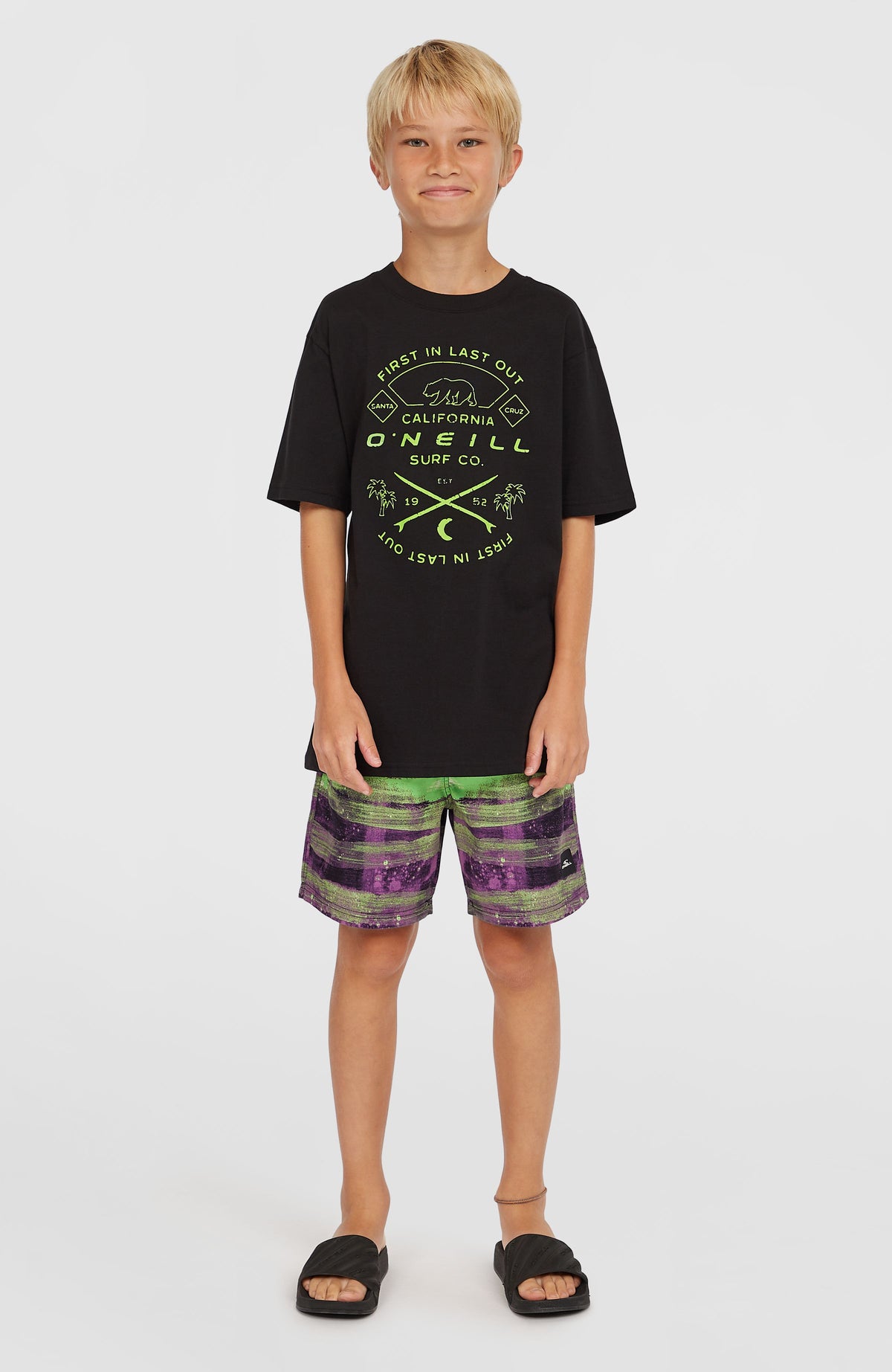 Jack O'Neill Muir T-Shirt für Jungen, schwarz mit Grafik-Print in Grün, Ganzkörperansicht von vorne am Model