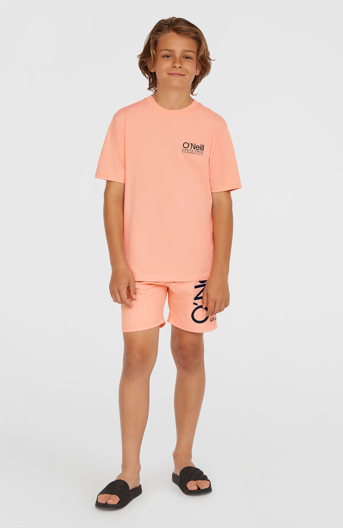 Original Cali Logo T-Shirt für Jungen, pink mit Logo-Print in Schwarz, stehende Gesamtansicht am Model