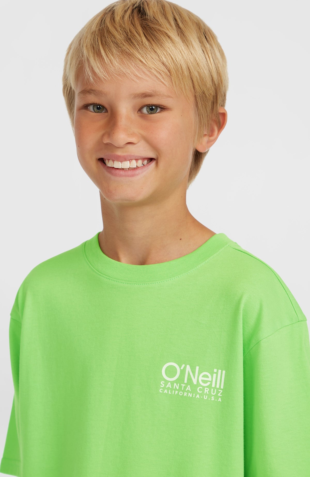 Original Cali Logo T-Shirt für Jungen, grün mit Logo-Print in Weiß, Nahaufnahme von Rundhalsausschnitt und Brust