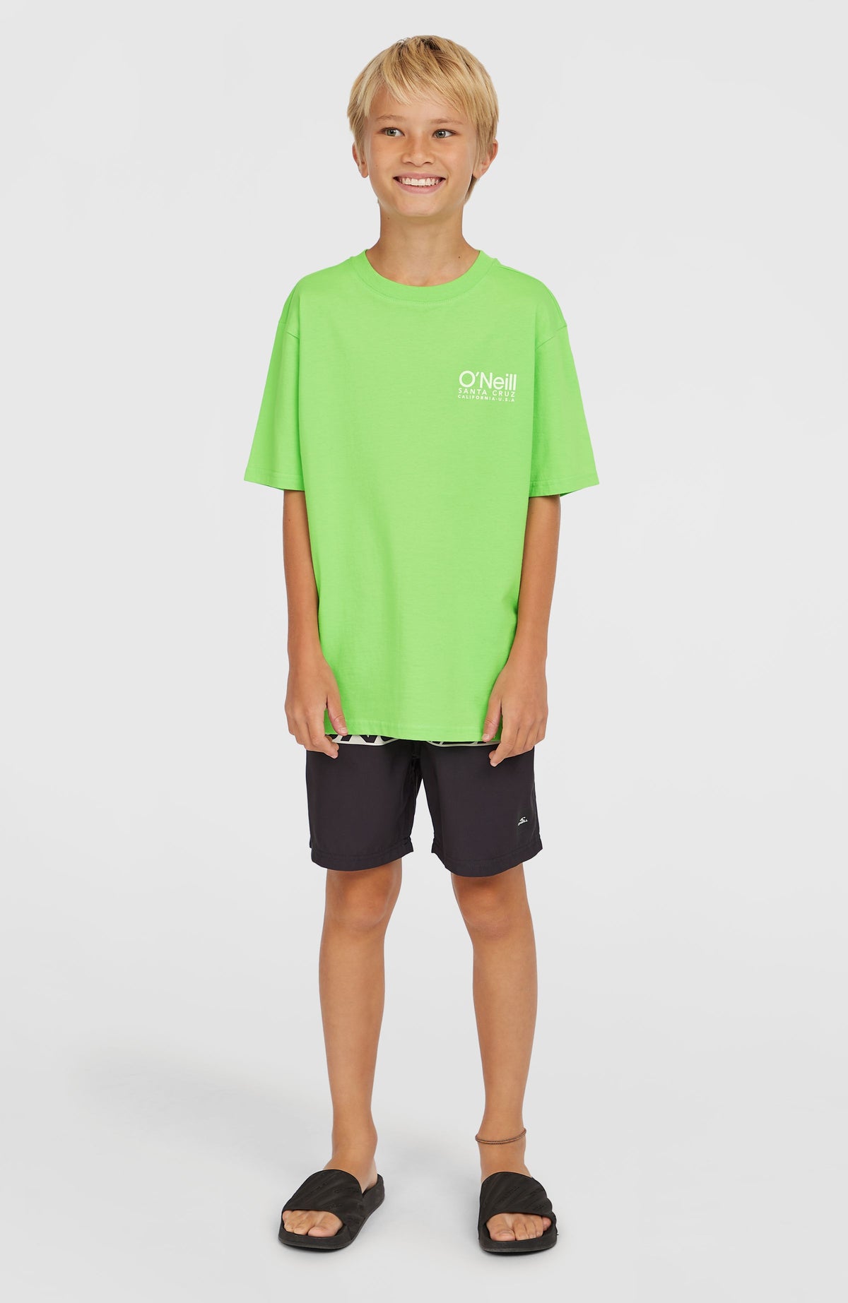 Original Cali Logo T-Shirt für Jungen, grün mit Logo-Print in Weiß, stehend am Model in der Totalen von vorne