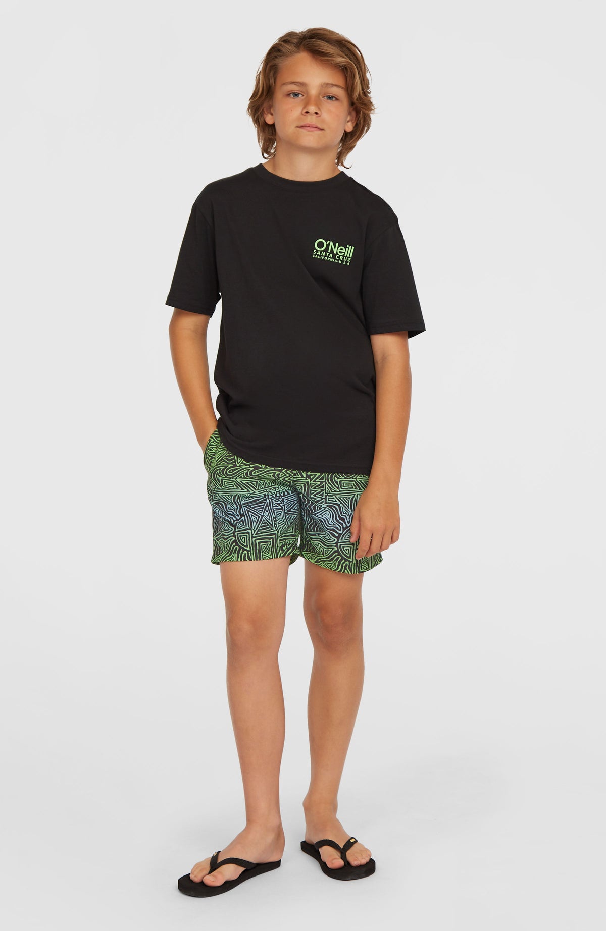 Original Cali Logo T-Shirt für Jungen, schwarz, am Model in Ganzkörperansicht von vorne