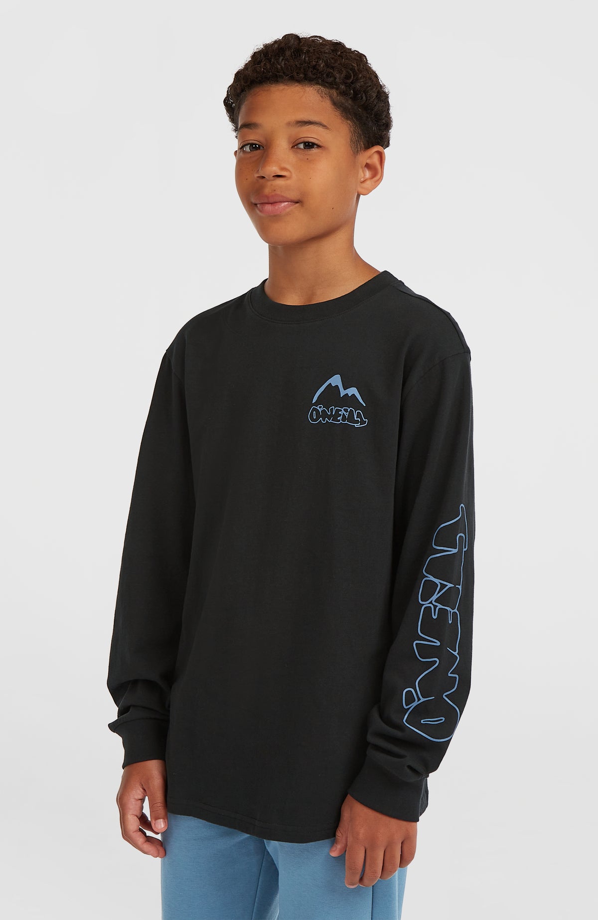 O'Neill Langarmshirt für Jungen, schwarz mit Logo-Print in Hellblau, Vorderansicht am Model