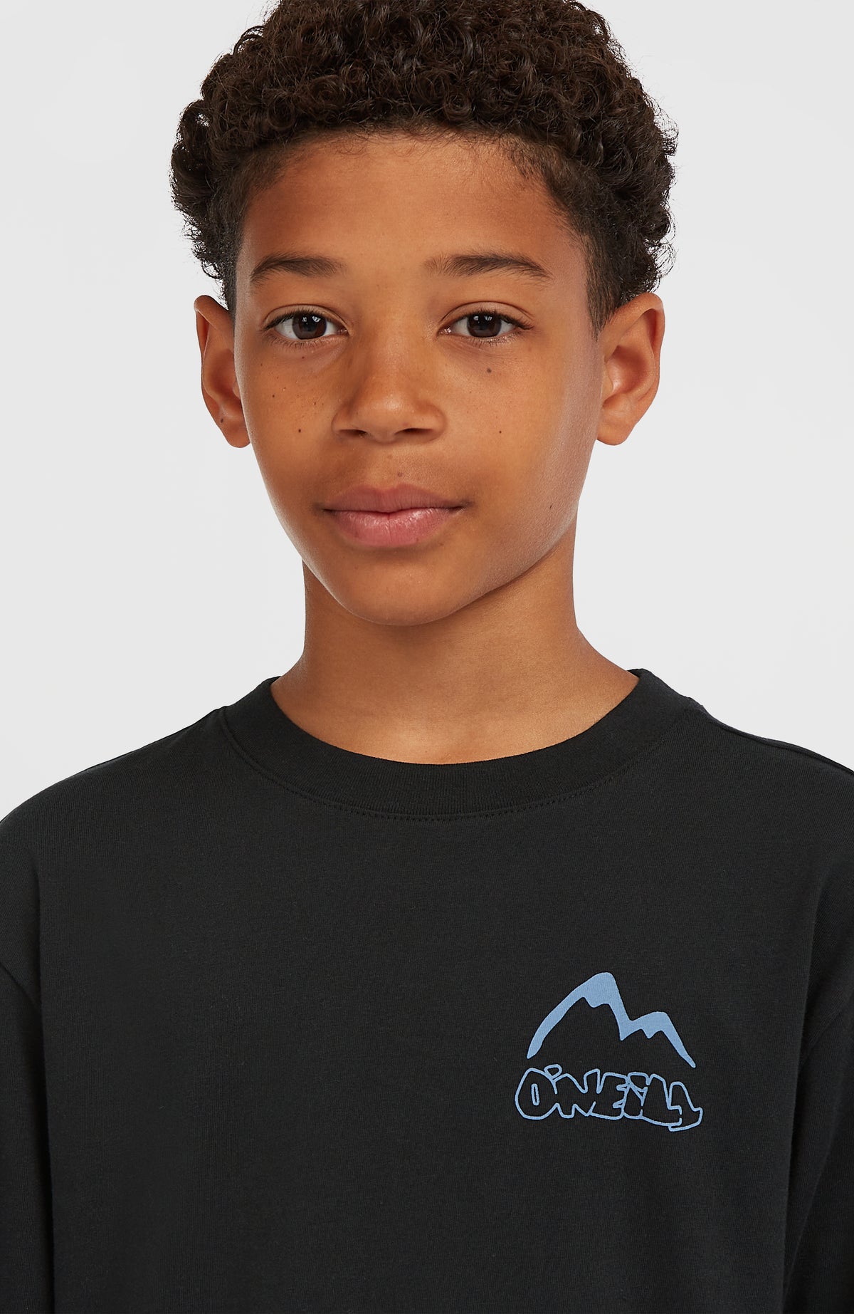 Nahaufnahme des Rundhalsausschnitts und Logo-Prints des schwarzen Langarmshirts für Jungen am Model