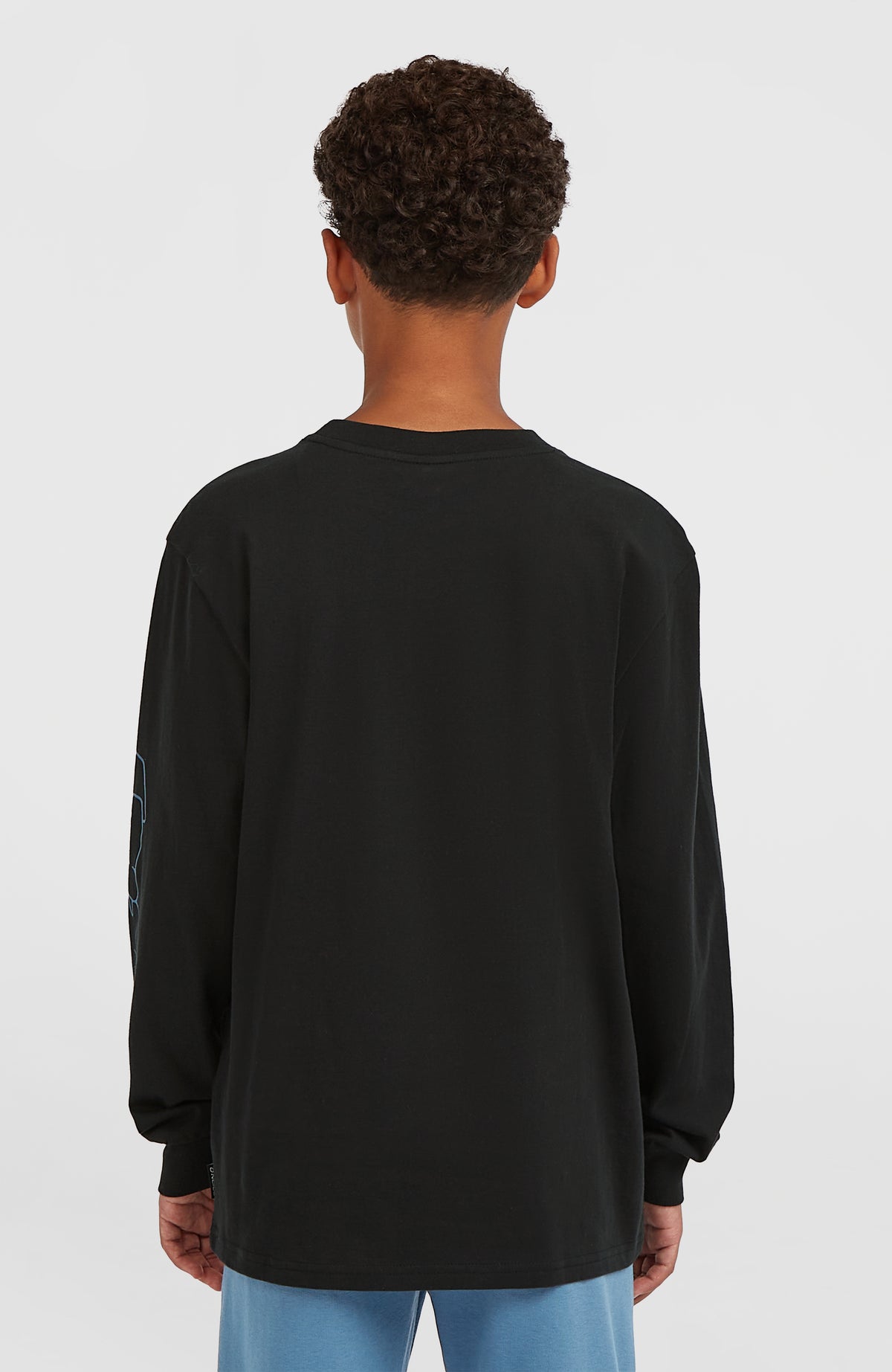 Schwarzes Langarmshirt für Jungen mit Logo-Print in Hellblau, Rückansicht am Model