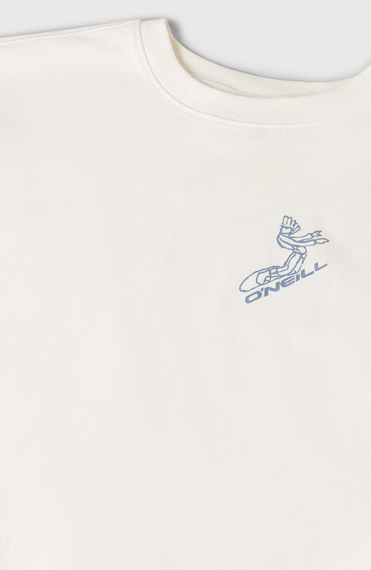 Nahaufnahme des Brustprints und Rundhalsausschnitts am weißen Back-Print T-Shirt für Jungen