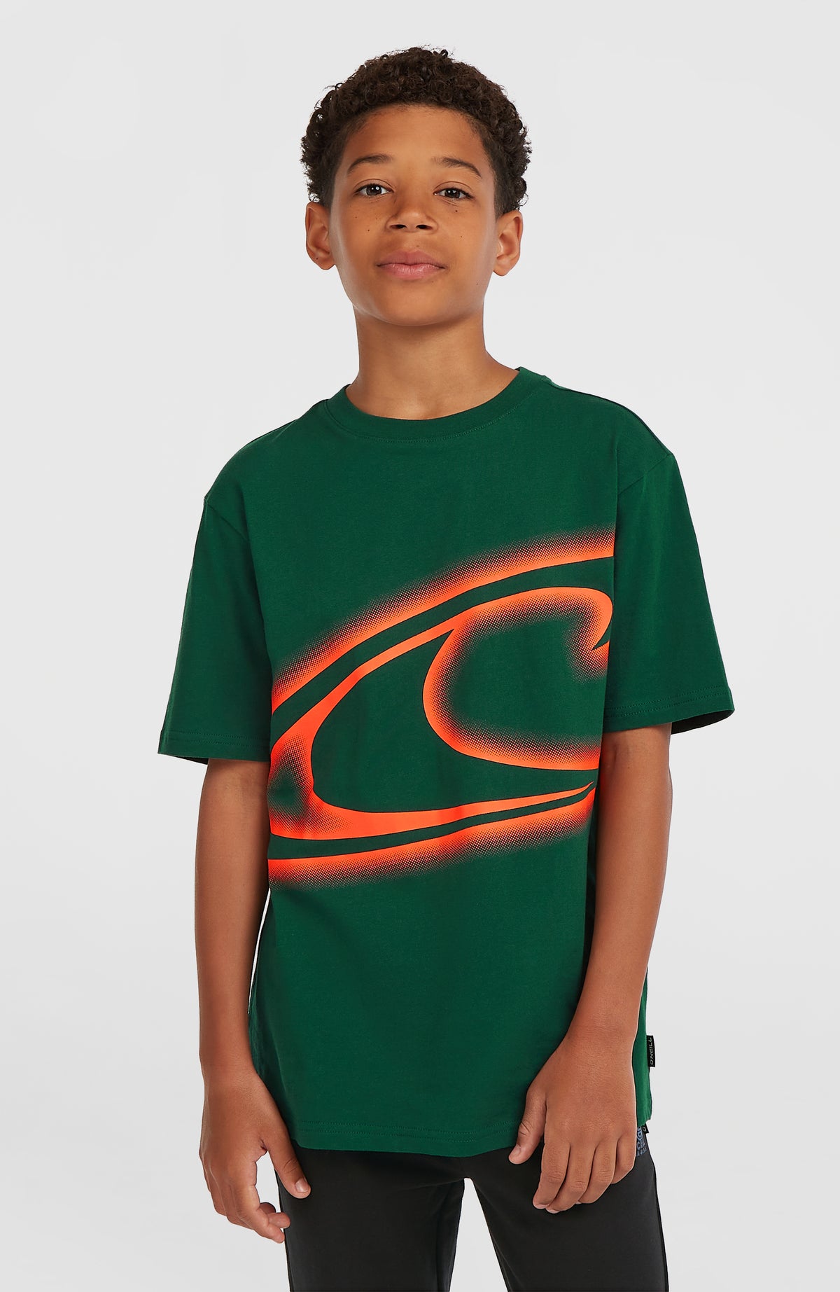 O'Neill Wave T-Shirt für Jungen, grün mit Logo-Print in Orange, getragen am Model, Vorderansicht