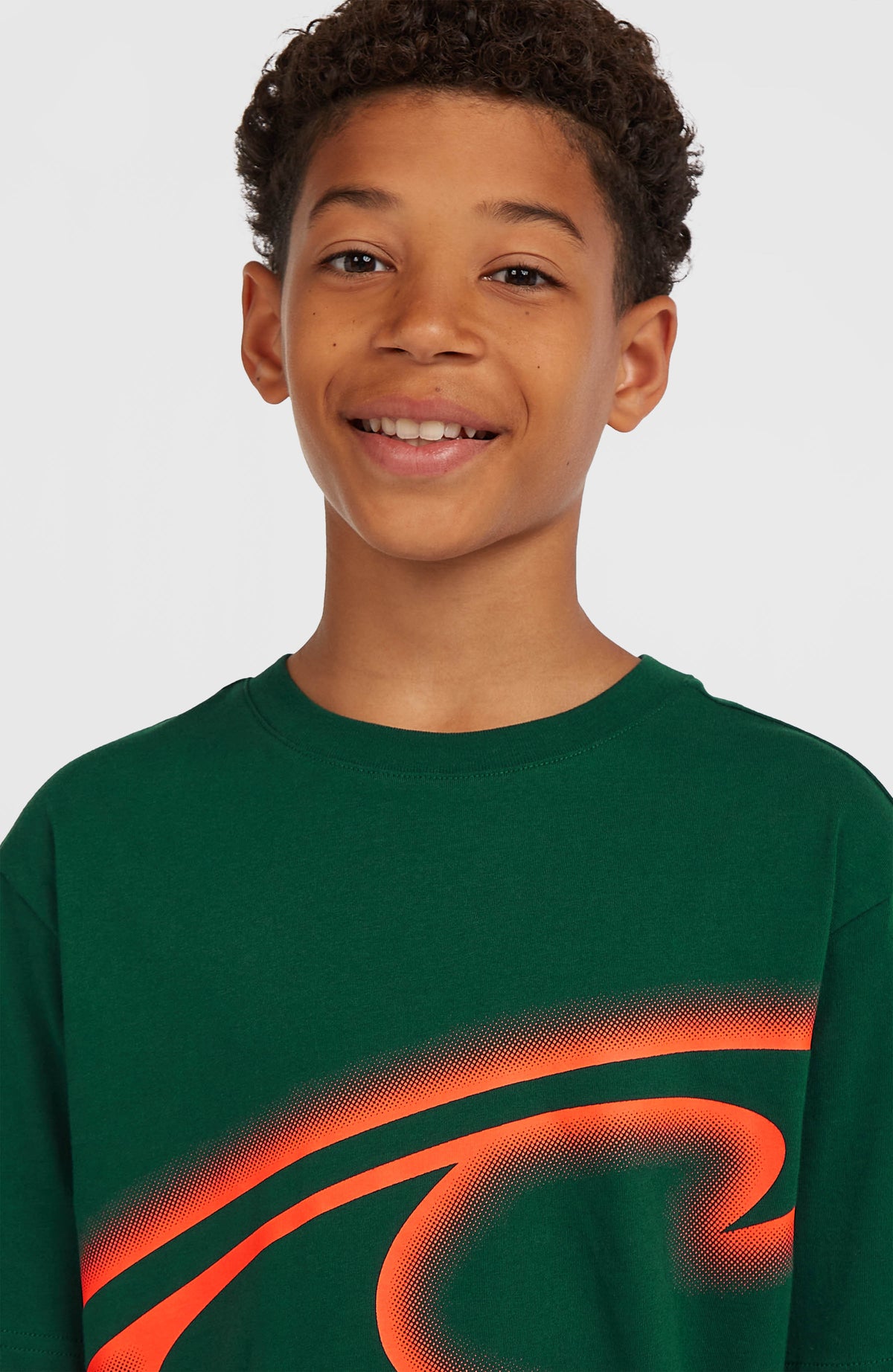 Wave T-Shirt für Jungen, grün mit Logo-Print in Orange, Nahaufnahme am Model, Rundhalsausschnitt