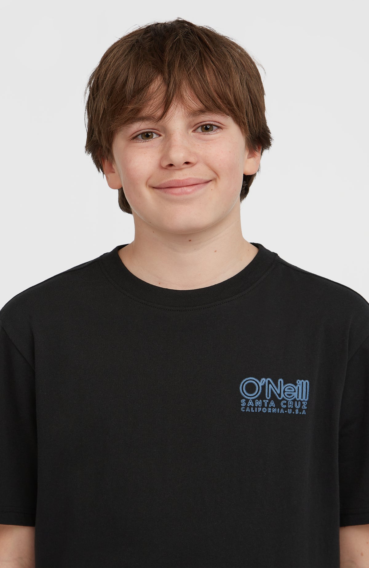 Essentials Cali Logo T-Shirt für Jungen, schwarz, Nahaufnahme am Model mit Rundhalsausschnitt und Logo-Print in Blau