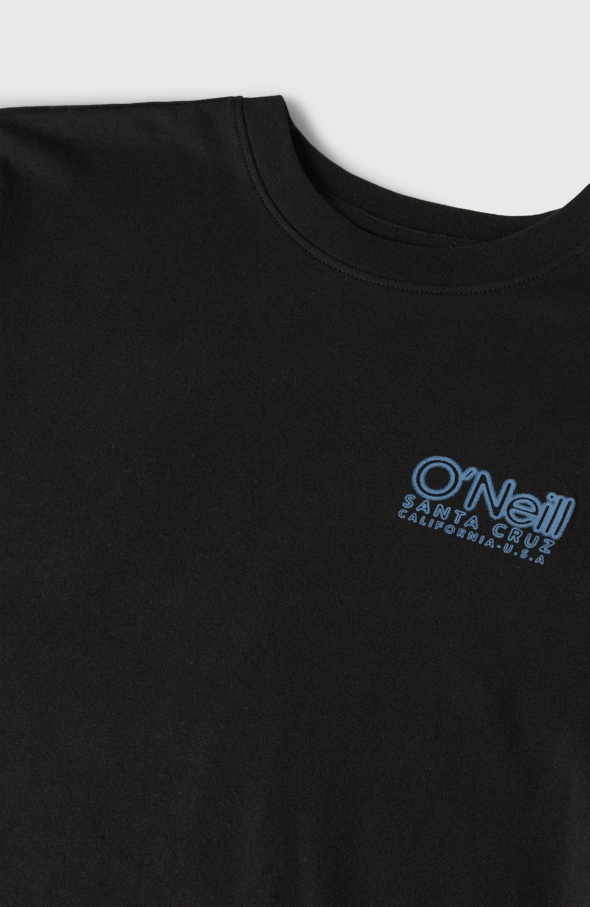 Nahaufnahme des Kragens am schwarzen Essentials Cali Logo T-Shirt mit kleinem Logo-Print in Blau