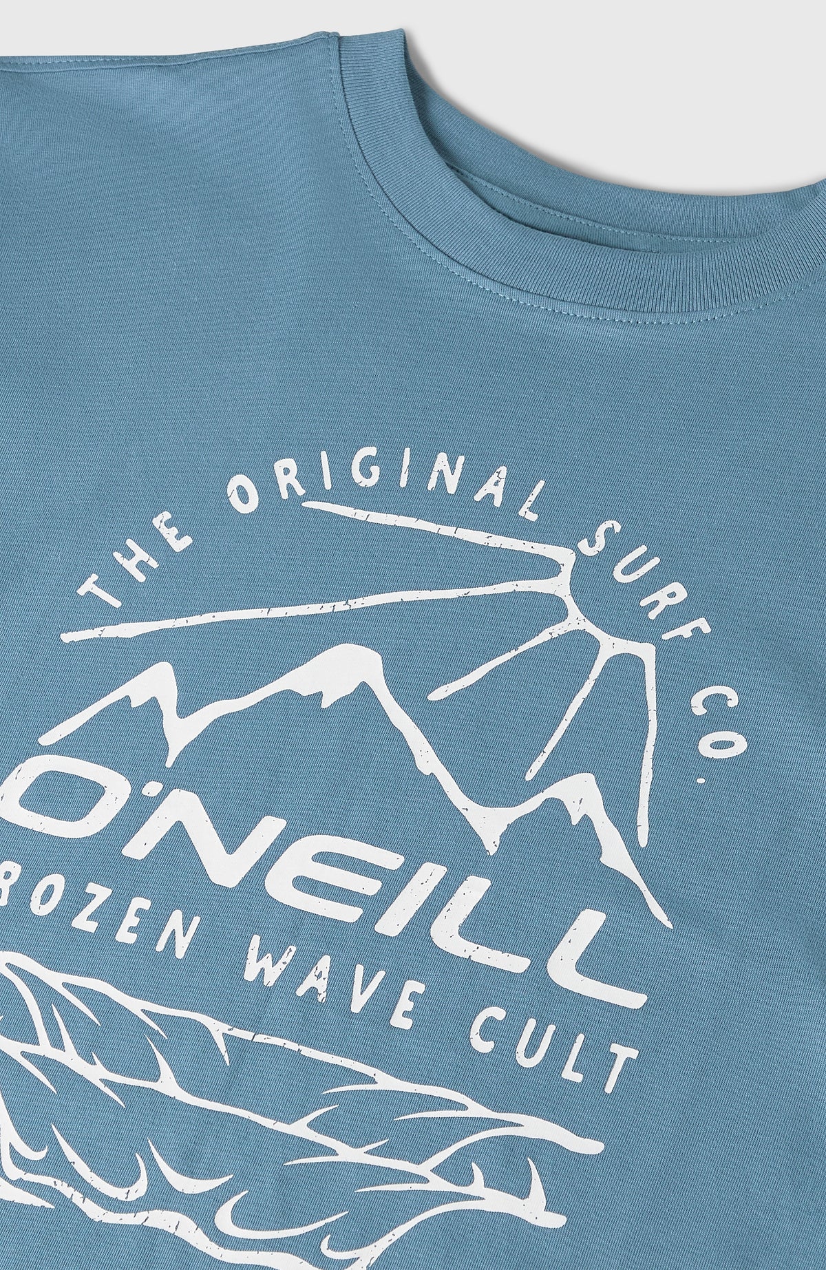 Nahaufnahme von Kragen und Logo-Print in Weiß auf dem blauen Jack O'Neill T-Shirt, flach liegend