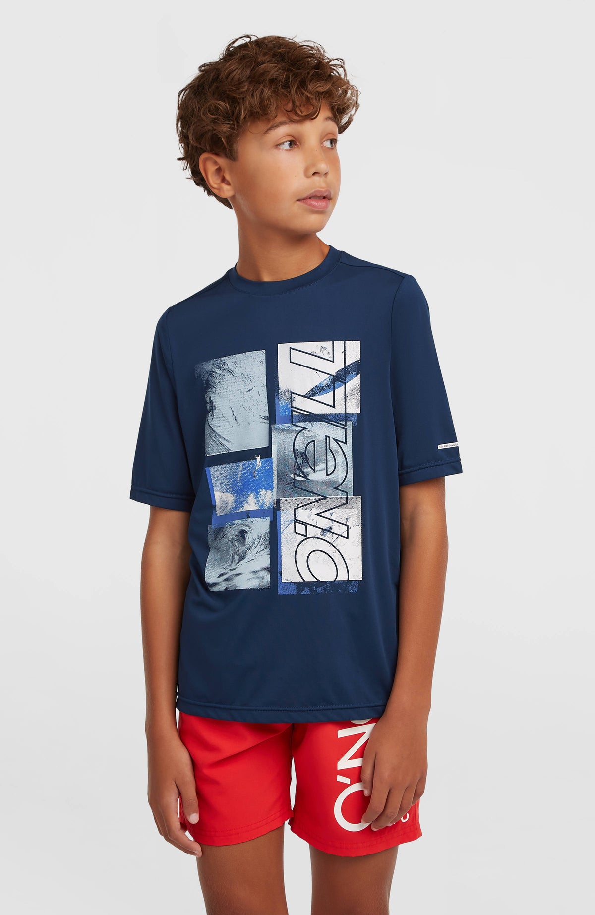 O'Neill Hybrid T-Shirt für Jungen, blau mit Logo-Print in Weiß und Hellblau, getragen am Model, Vorderansicht