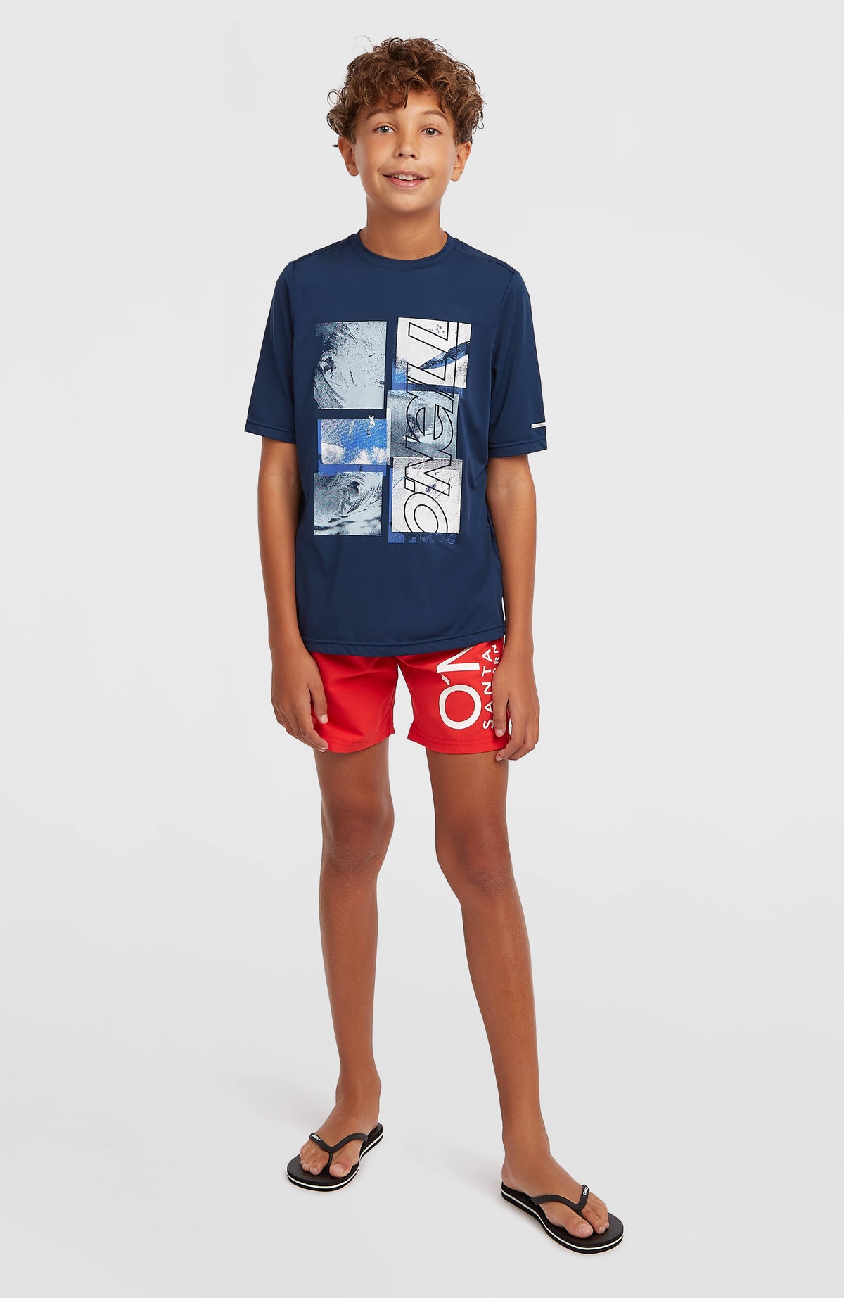 Blaues Hybrid T-Shirt für Jungen mit Logo-Print in Weiß und Hellblau, Ganzkörperansicht am Model von vorne