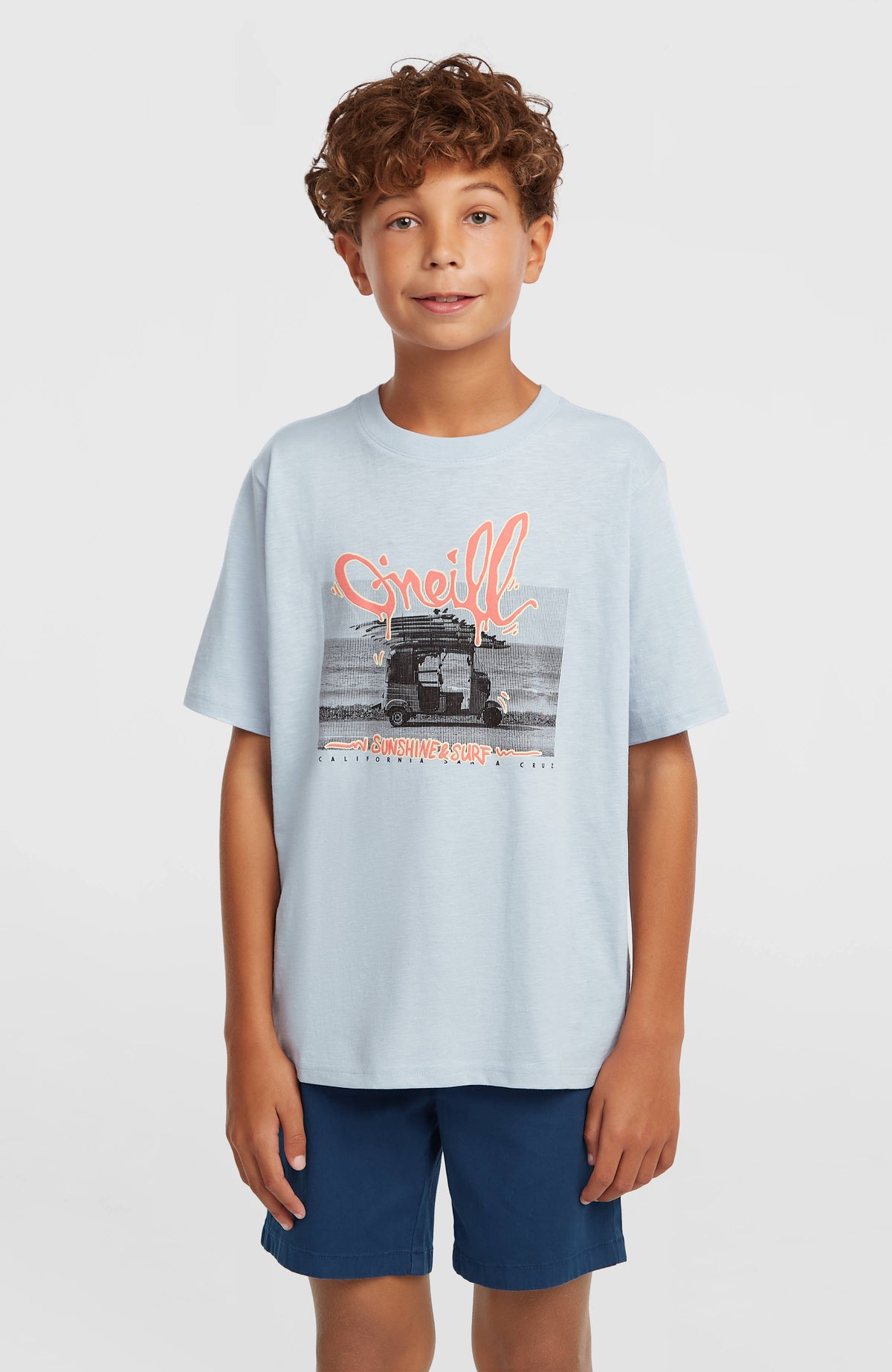 O'Neill Slub Graphic T-Shirt für Jungen, blau mit Grafik-Print in Orange und Schwarz, Vorderansicht am Model