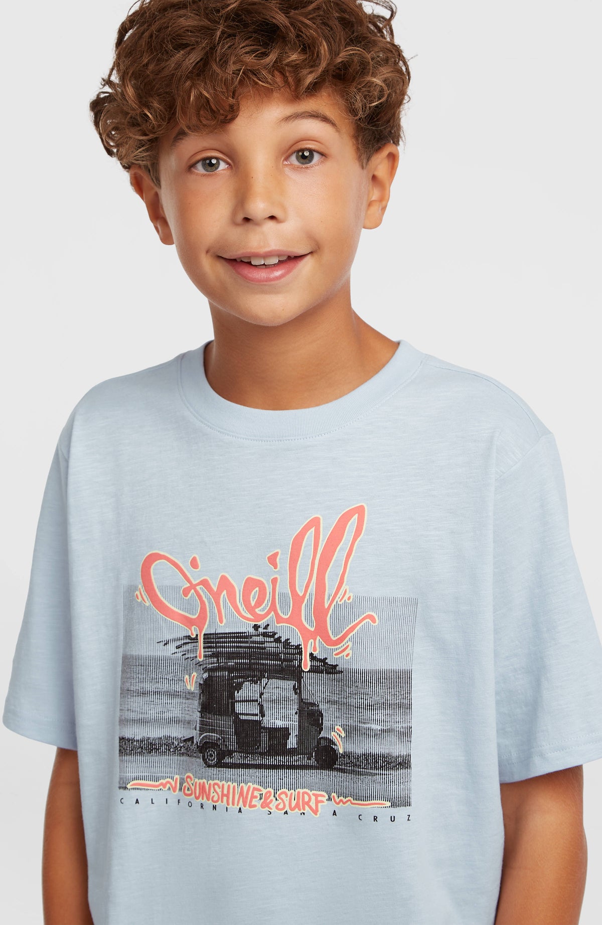 Slub Graphic T-Shirt für Jungen, blau, Nahaufnahme von Rundhalsausschnitt und Grafik-Print am Model