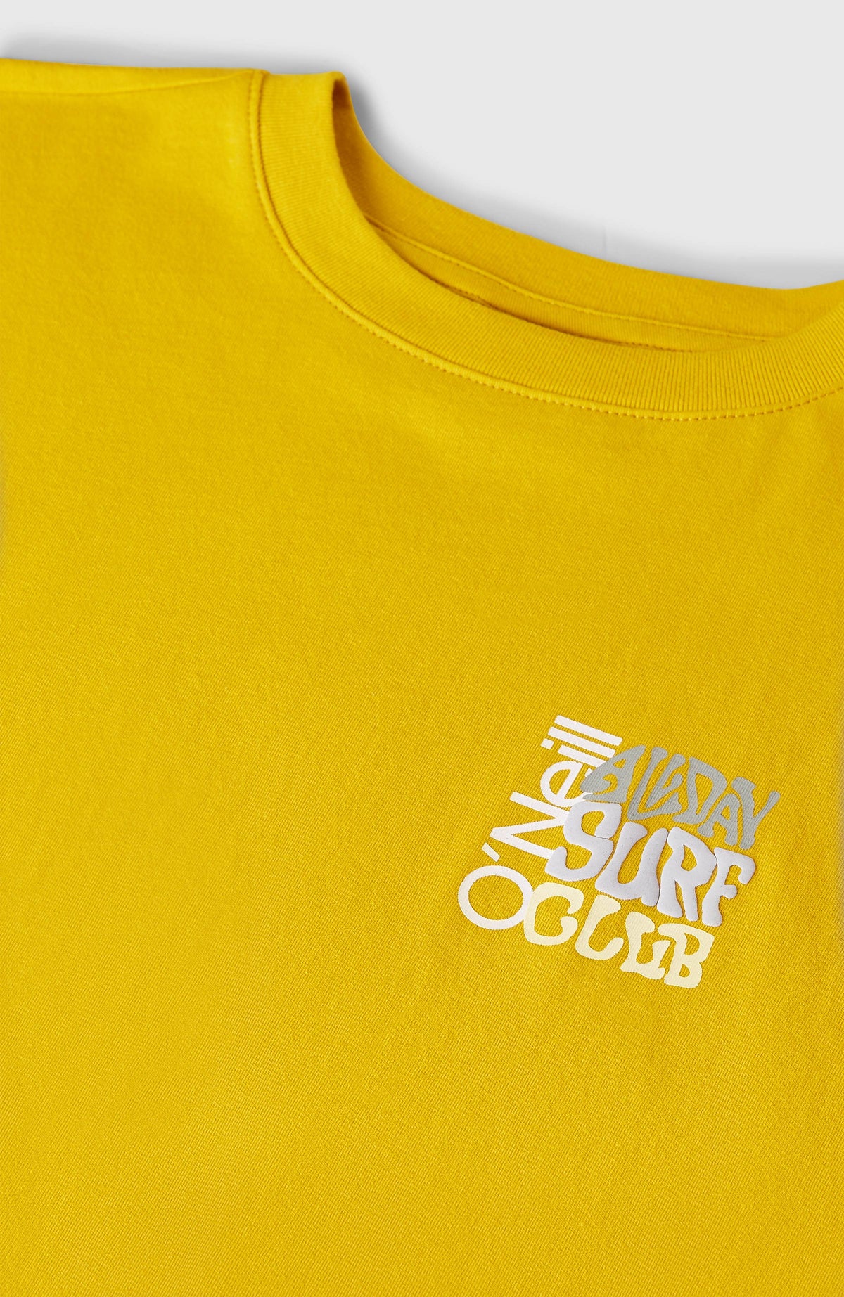 Nahaufnahme des Rundhalsausschnitts und Brust-Prints am gelben Back Print T-Shirt für Jungen