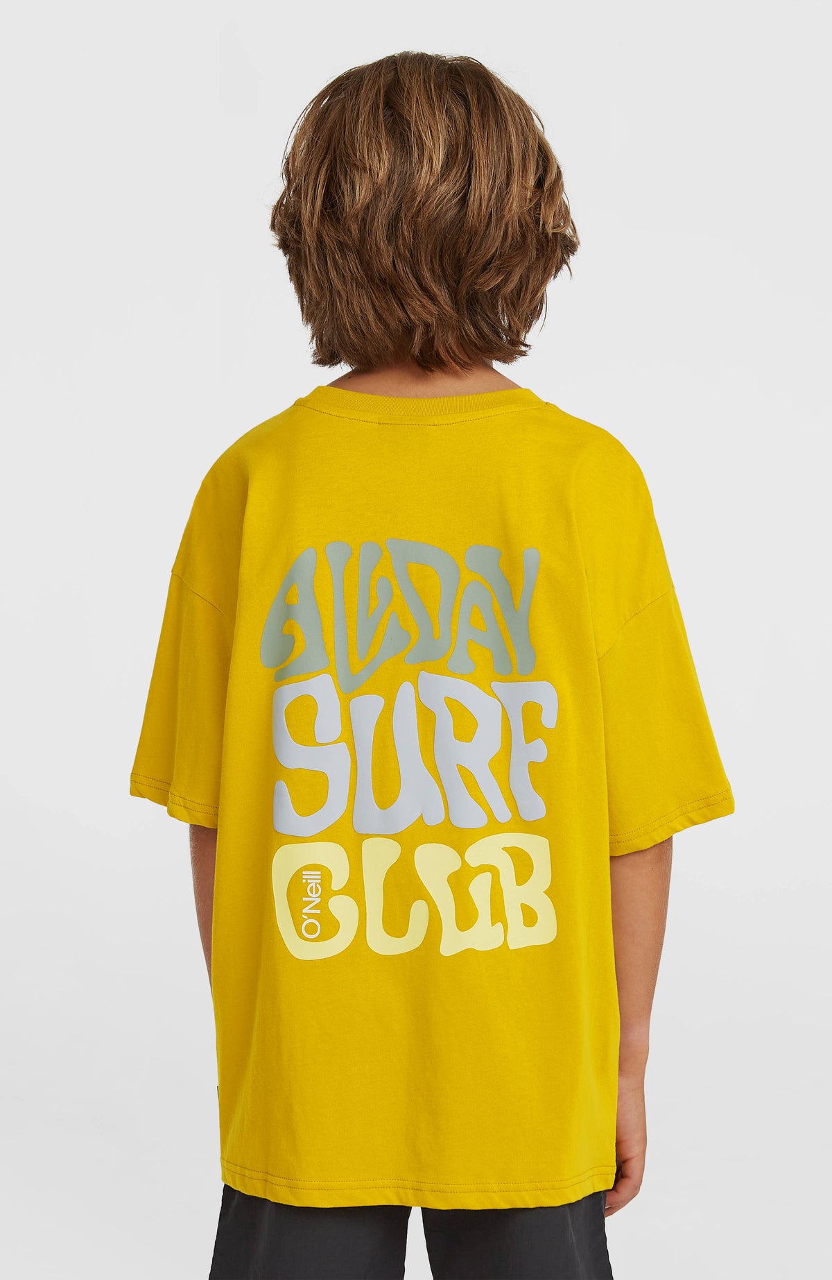 Back Print T-Shirt für Jungen, gelb mit Logo-Print in Grau und Weiß, Rückansicht am Model