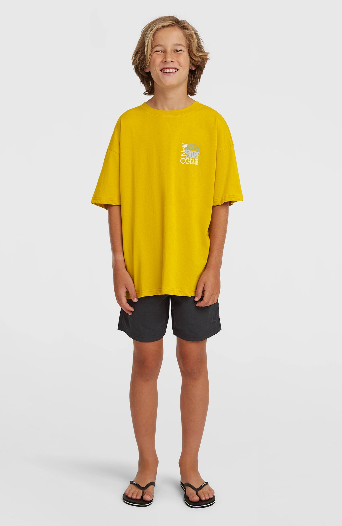 Back Print T-Shirt für Jungen, gelb mit Logo-Print in Grau und Weiß, Ganzkörperansicht am Model