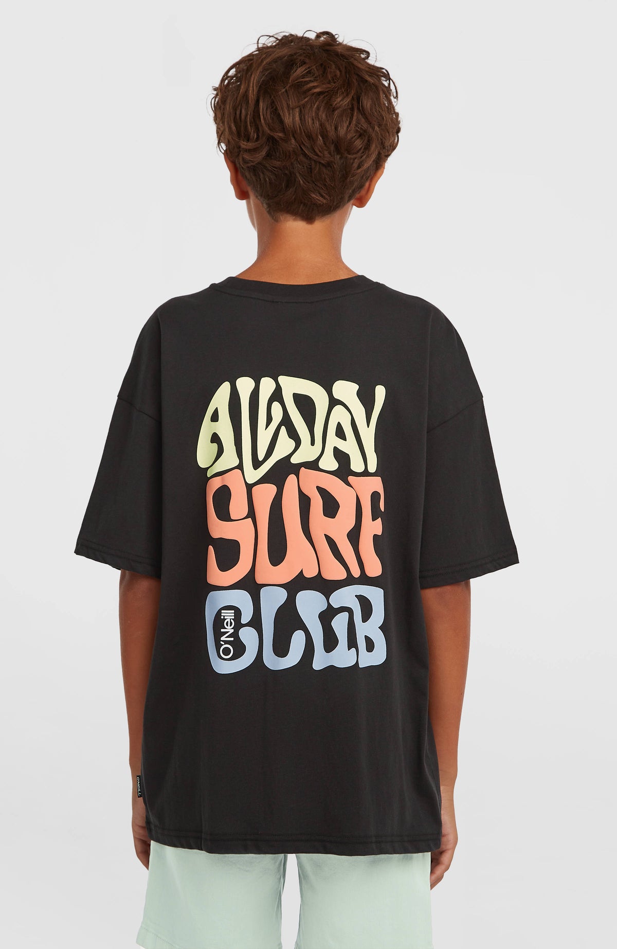 Back Print T-Shirt für Jungen, schwarz mit Grafik-Print in Gelb und Orange, Rückansicht am Model