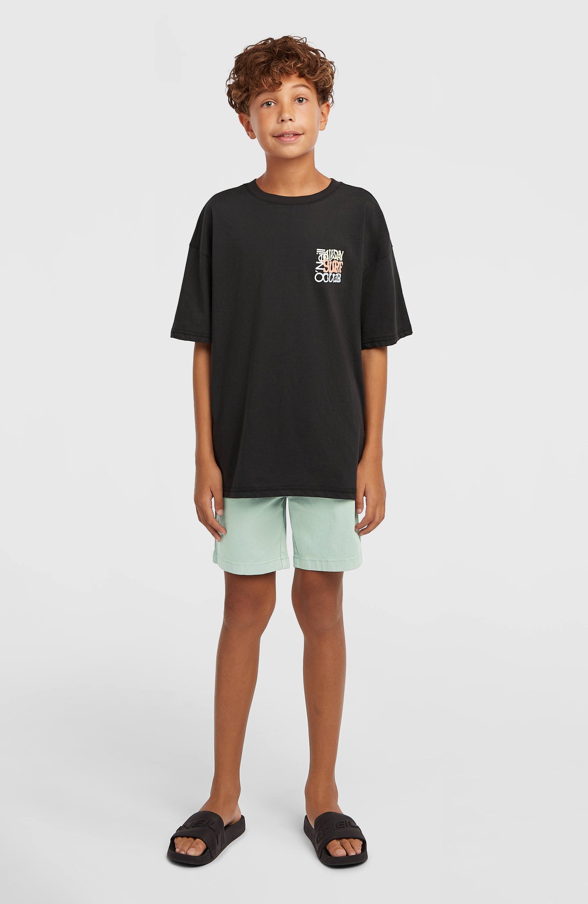 Back Print T-Shirt für Jungen, schwarz mit Grafik-Print in Gelb und Orange, Ganzkörperansicht am Model