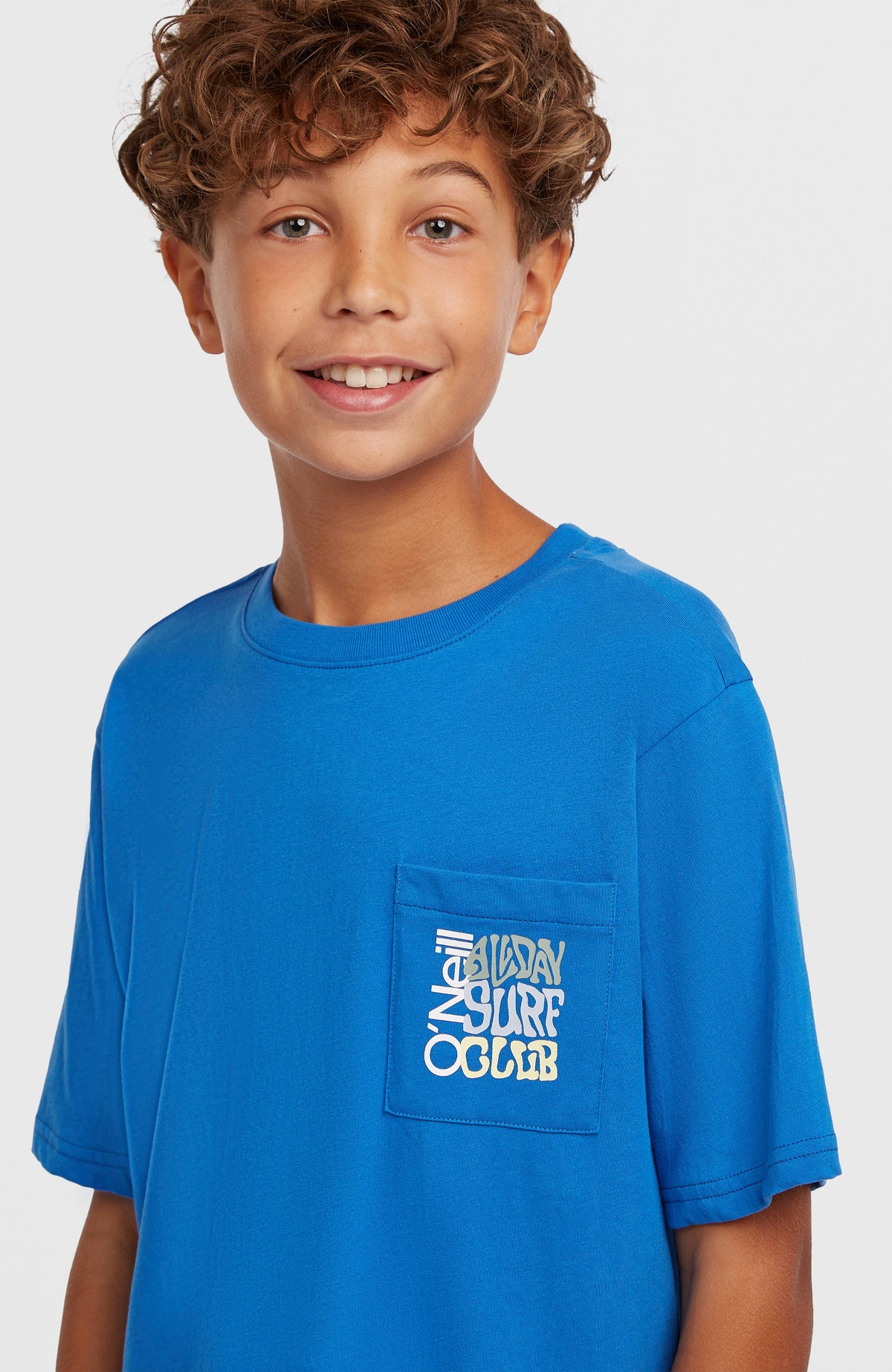 Chest Pocket T-Shirt für Jungen, blau, Nahaufnahme der Frontpartie mit Logo-Print am Model