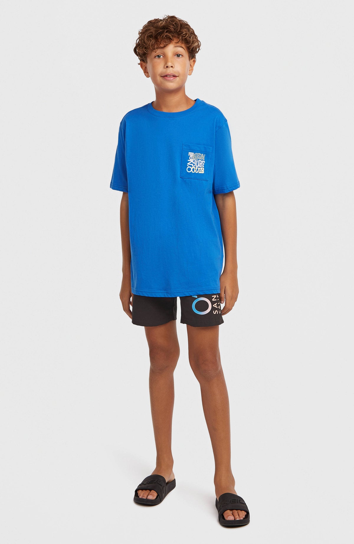 Chest Pocket T-Shirt für Jungen, blau, frontale Ganzkörperansicht am Model