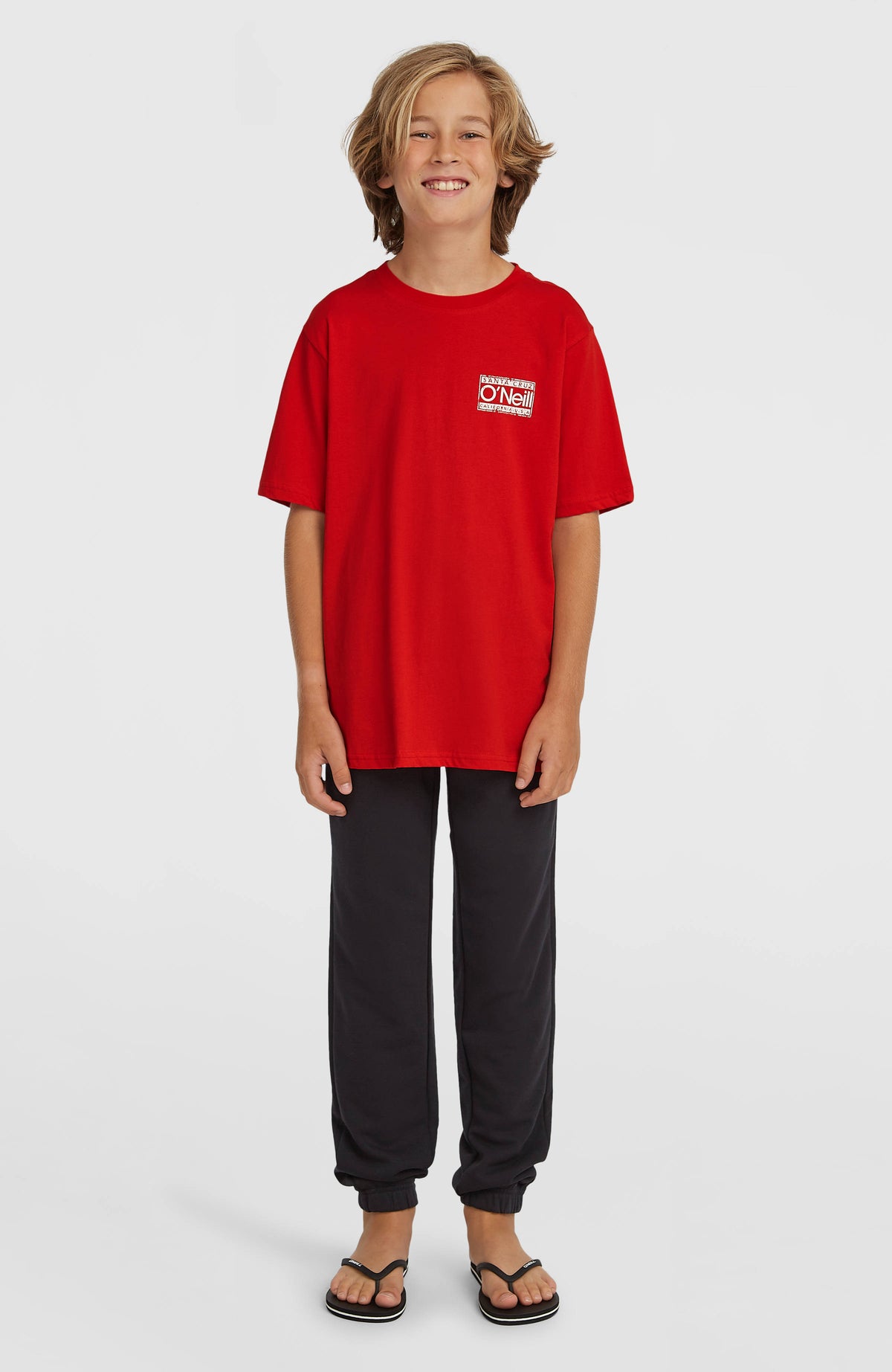 Cali T-Shirt für Jungen, rot mit Logo-Print in Weiß, Ganzkörperansicht am Model