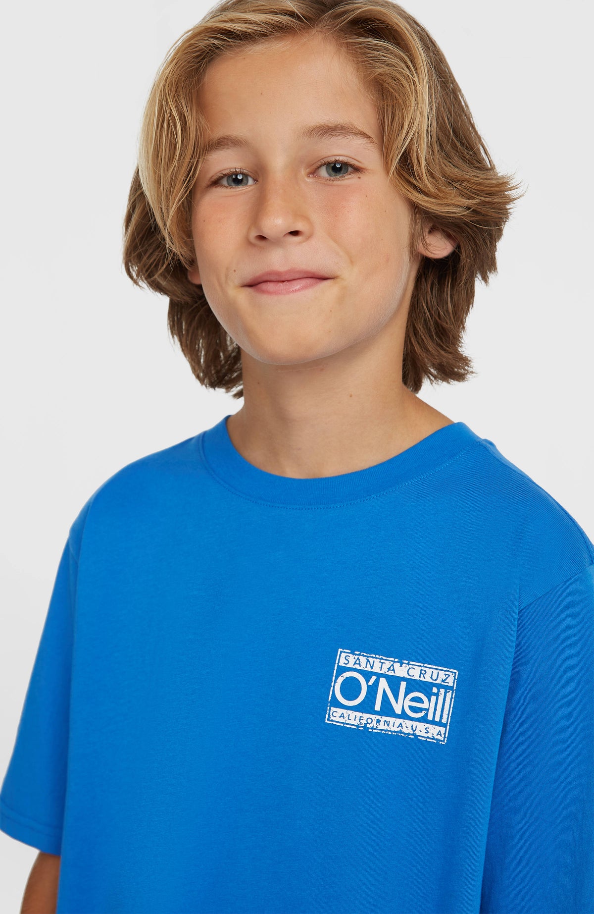 Nahaufnahme am Model: Cali T-Shirt, blau mit Logo-Print in Weiß auf der Brust