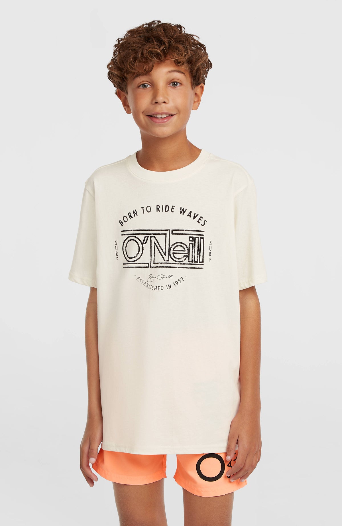 O'Neill Muir T-Shirt für Jungen, weiß mit Logo-Print in Schwarz, getragen am Model, Vorderansicht