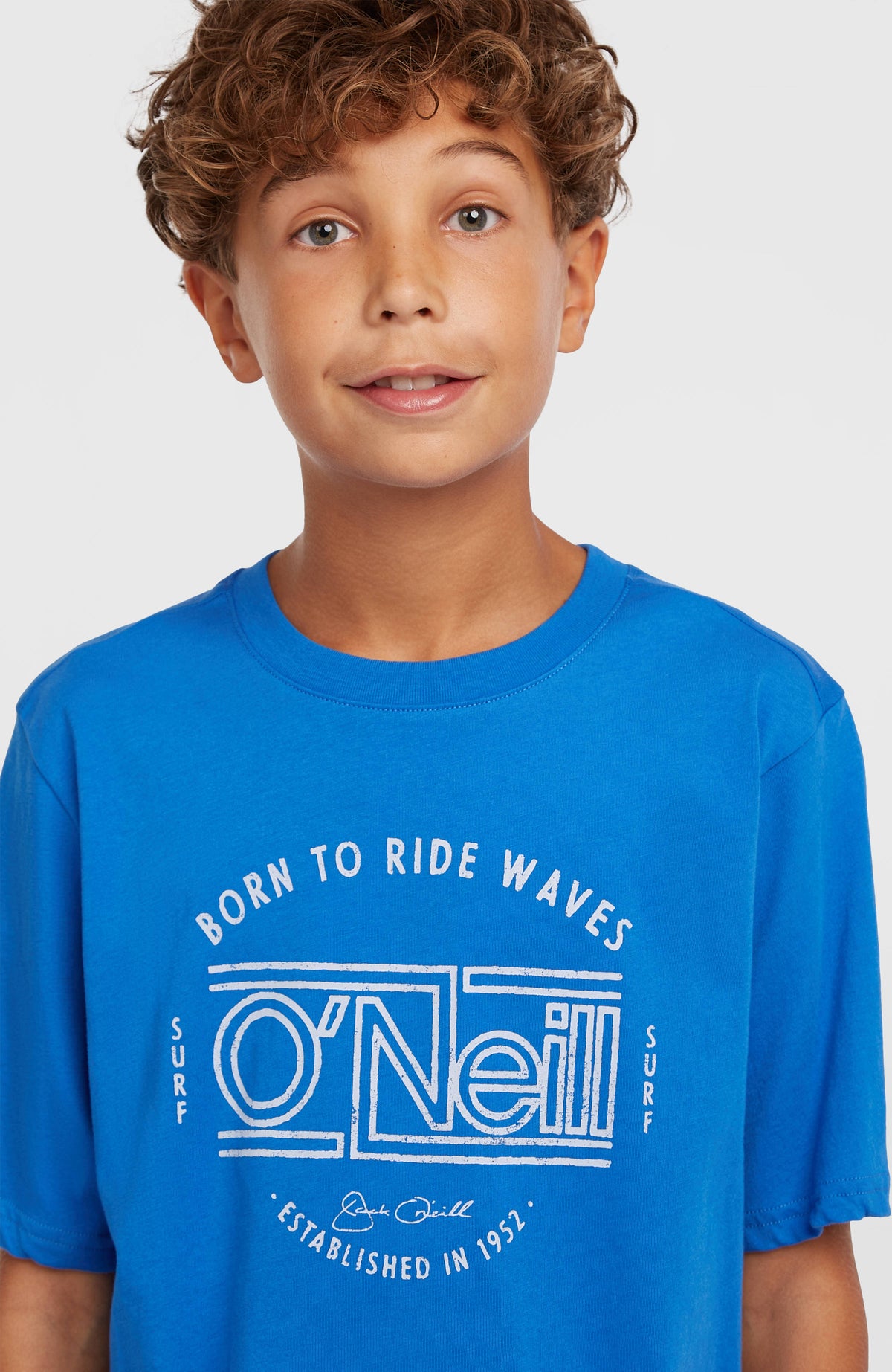 Muir T-Shirt für Jungen, blau mit Logo-Print in Weiß, Nahaufnahme am Model mit Rundhalsausschnitt