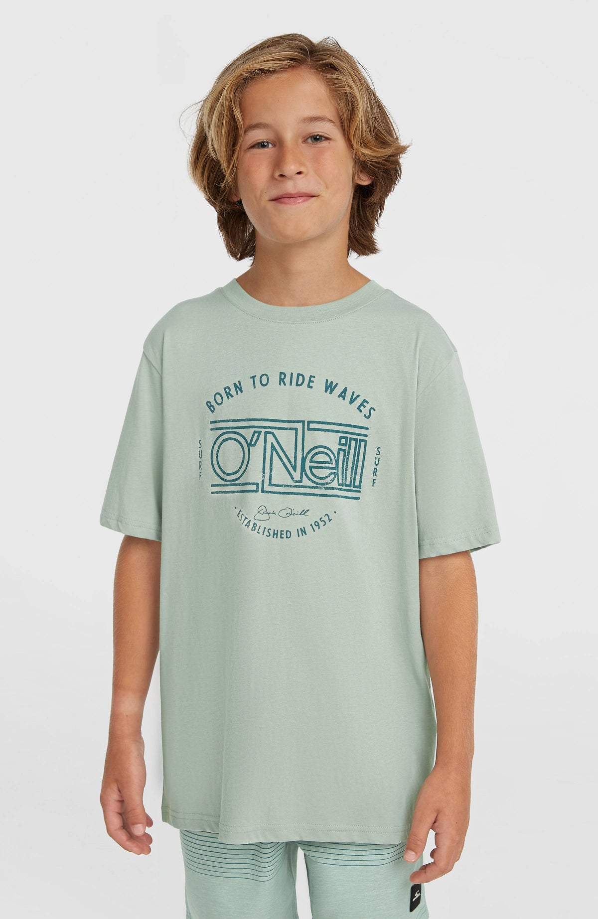 O'Neill Muir T-Shirt für Jungen, grün mit Logo-Print in Dunkelgrün, getragen am Model in Vorderansicht