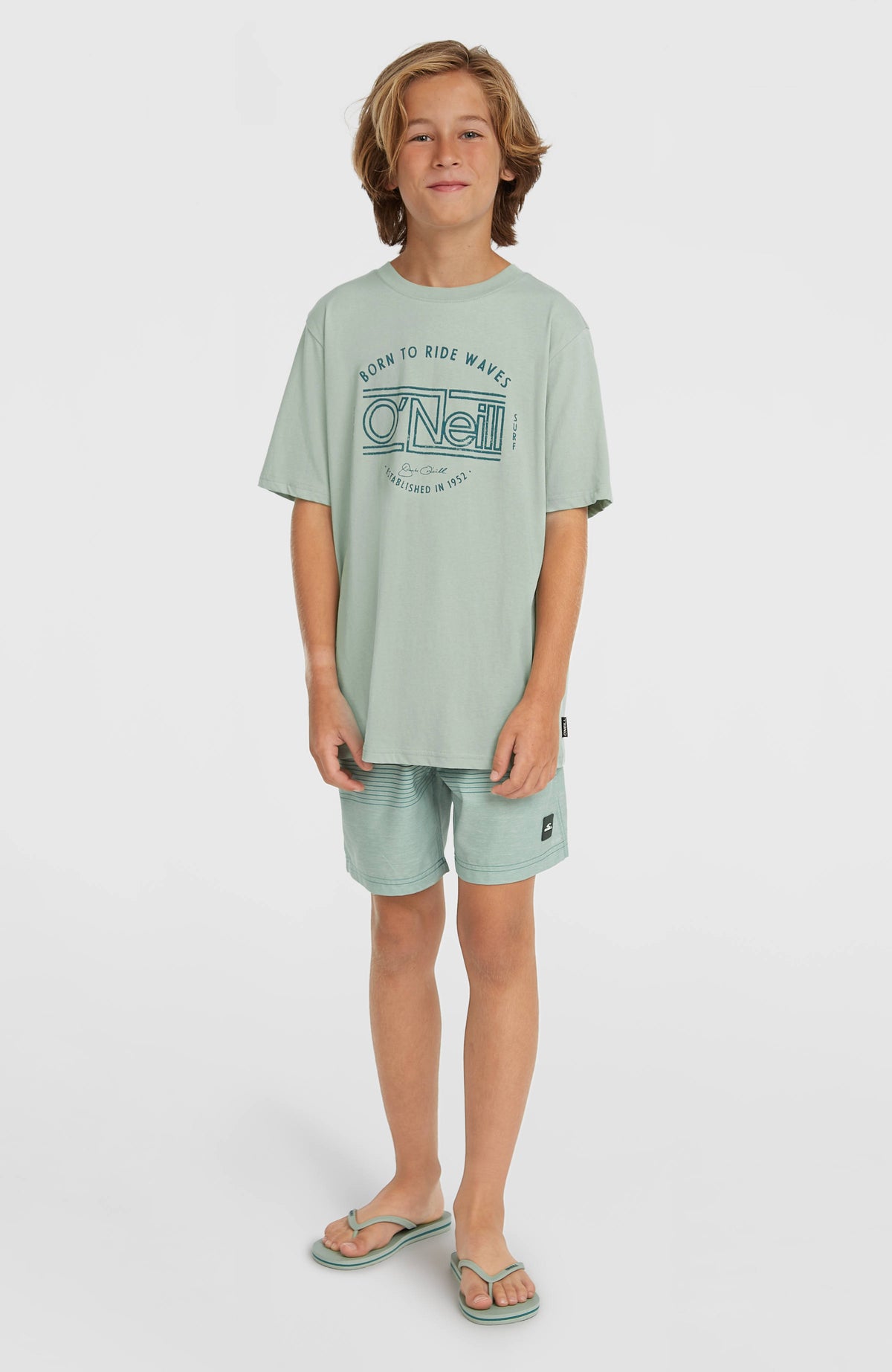 Muir T-Shirt für Jungen, grün mit Logo-Print in Dunkelgrün, Ganzkörperansicht von vorne am Model