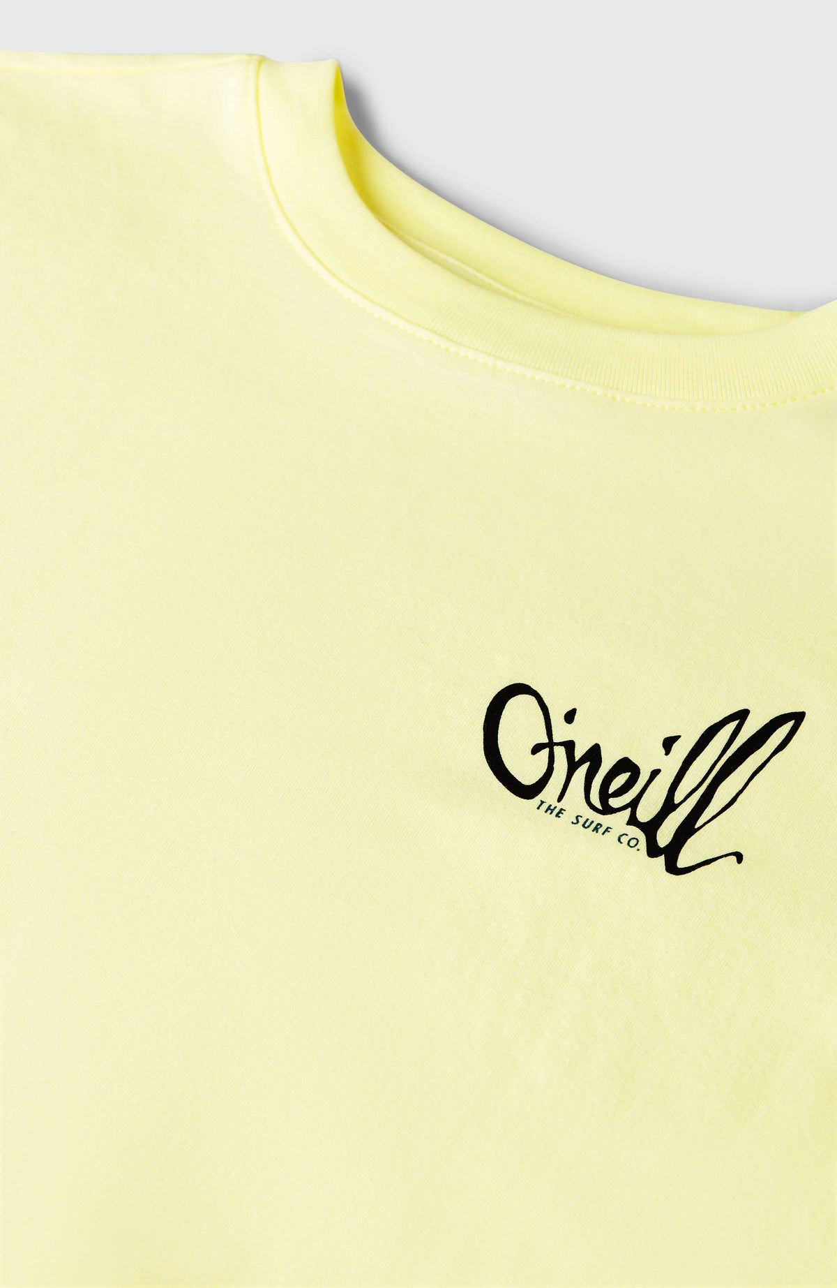 Chest-Print T-Shirt für Jungen, gelb mit Logo-Print in Schwarz, Nahaufnahme von Rundhalsausschnitt und Print