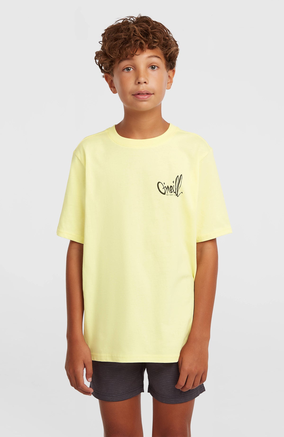 O'Neill Chest-Print T-Shirt für Jungen, gelb mit Logo-Print in Schwarz, Vorderansicht am Model