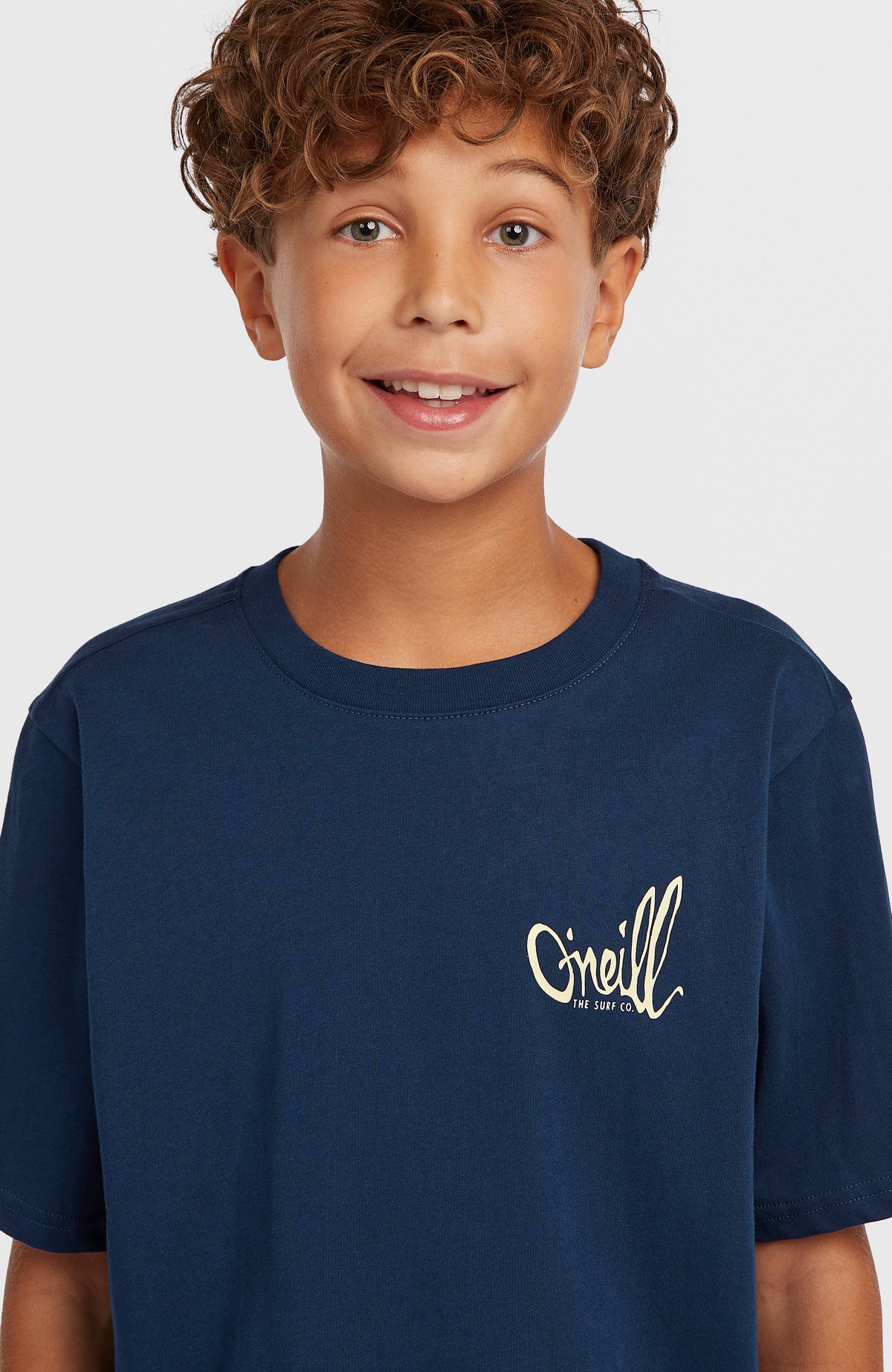 Chest-Print T-Shirt für Jungen, blau mit Logo-Print in Cremeweiß, Nahaufnahme des Rundhalsausschnitts am Model