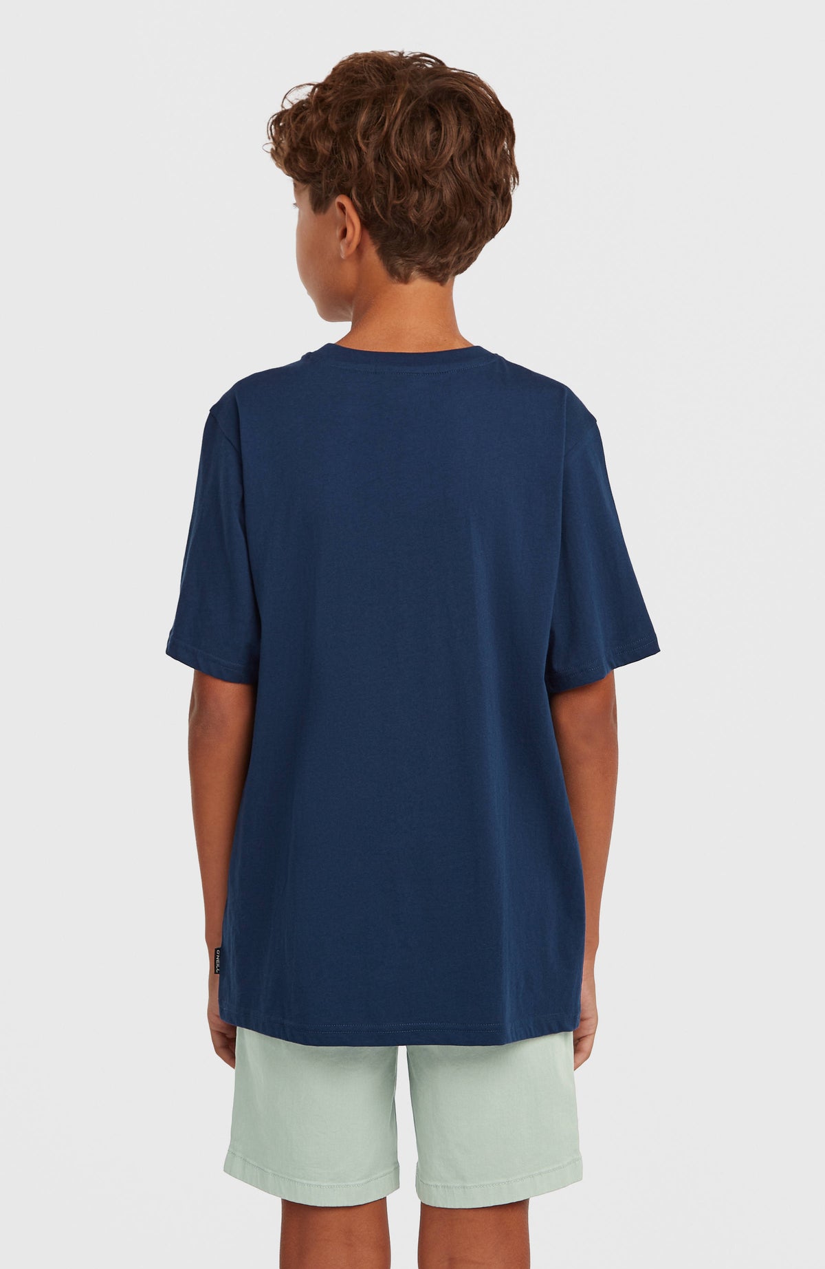 Chest-Print T-Shirt für Jungen, blau, Rückansicht, getragen am Model mit kleinem Logo-Label am Saum
