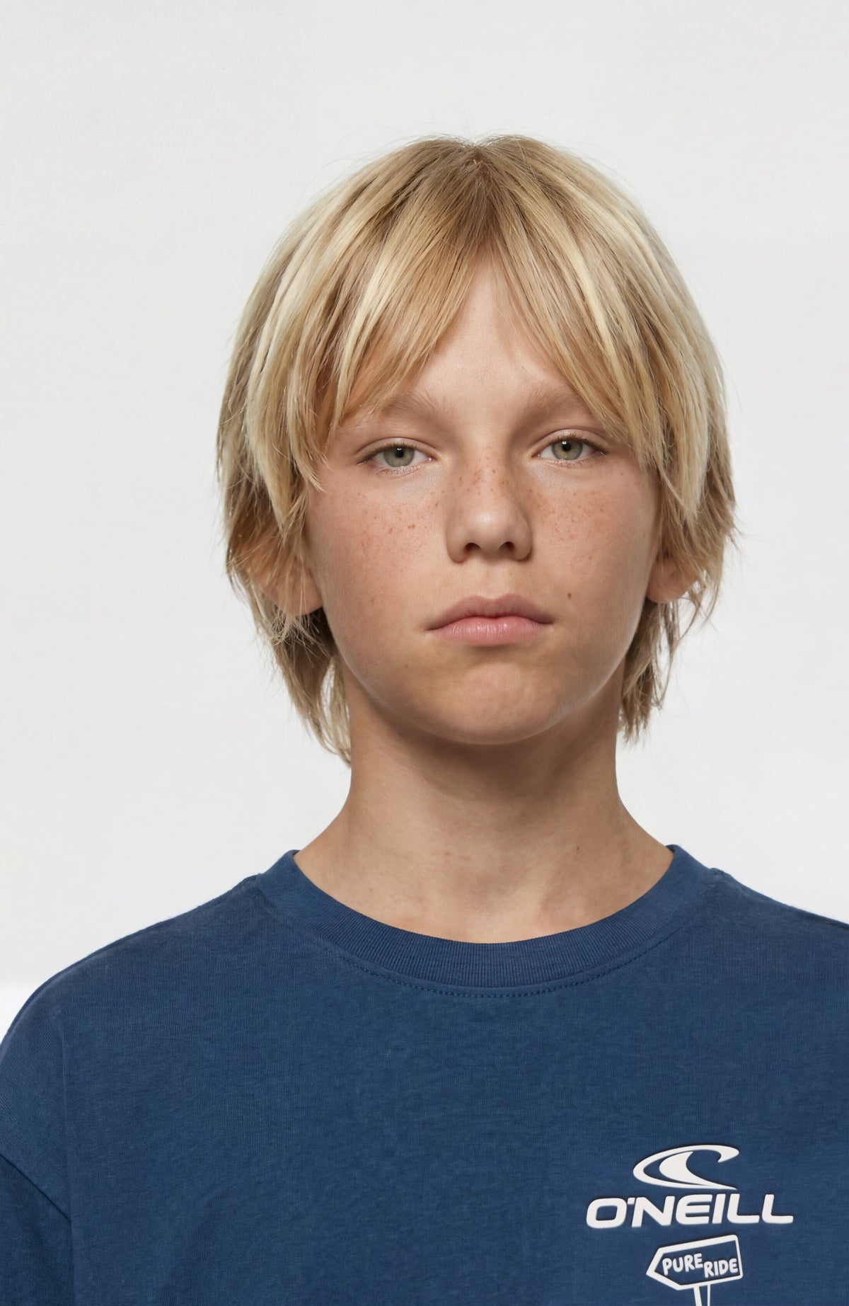 Loose Print T-Shirt, blau, Nahaufnahme von Rundhalsausschnitt und Brustprint am Model
