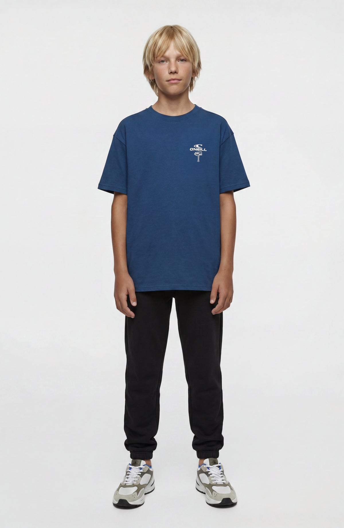 Loose Print T-Shirt für Jungen, blau mit Grafik-Print in Weiß, Ganzkörperansicht am Model
