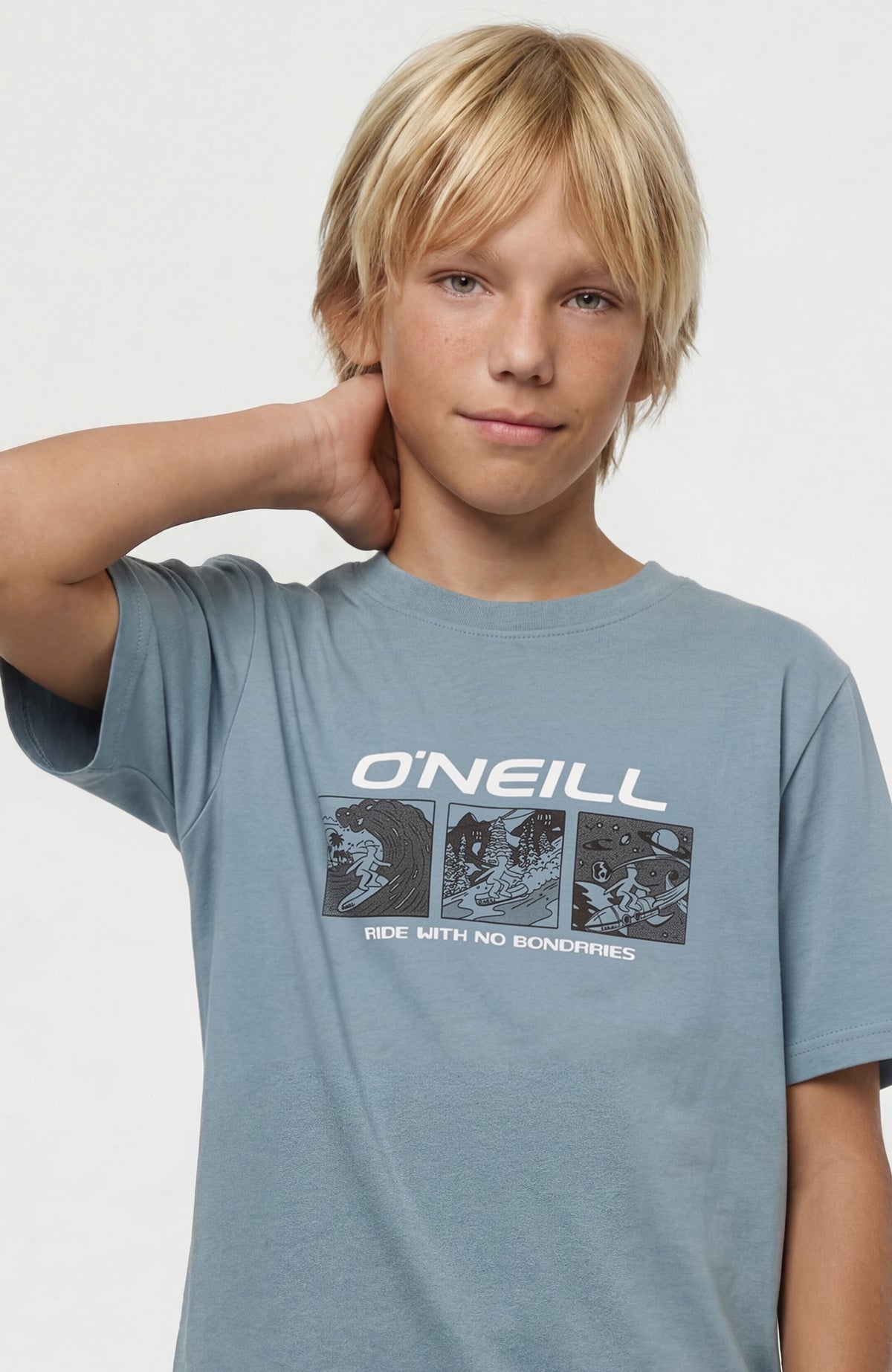 Graphic T-Shirt für Jungen, blau mit Grafik-Print in Weiß und Schwarz, Nahaufnahme am Model, Rundhalsausschnitt