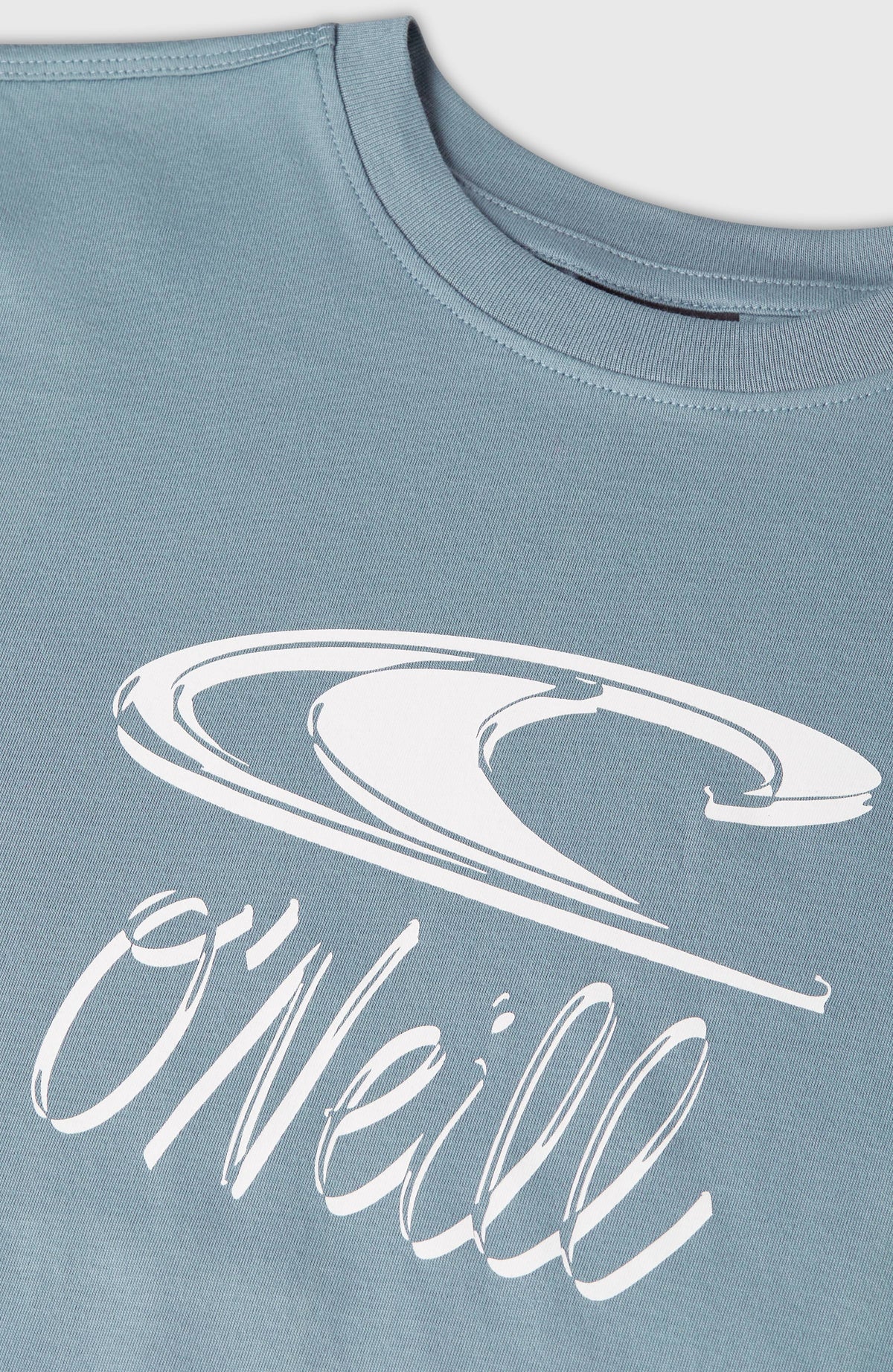 Nahaufnahme des gerippten Kragens und Logo-Prints in Weiß des blauen Essentials T-Shirt