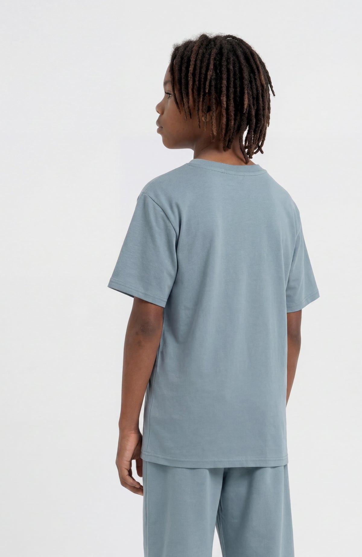 Essentials T-Shirt für Jungen, blau, klassische Rückansicht mit kurzen Ärmeln getragen am Model