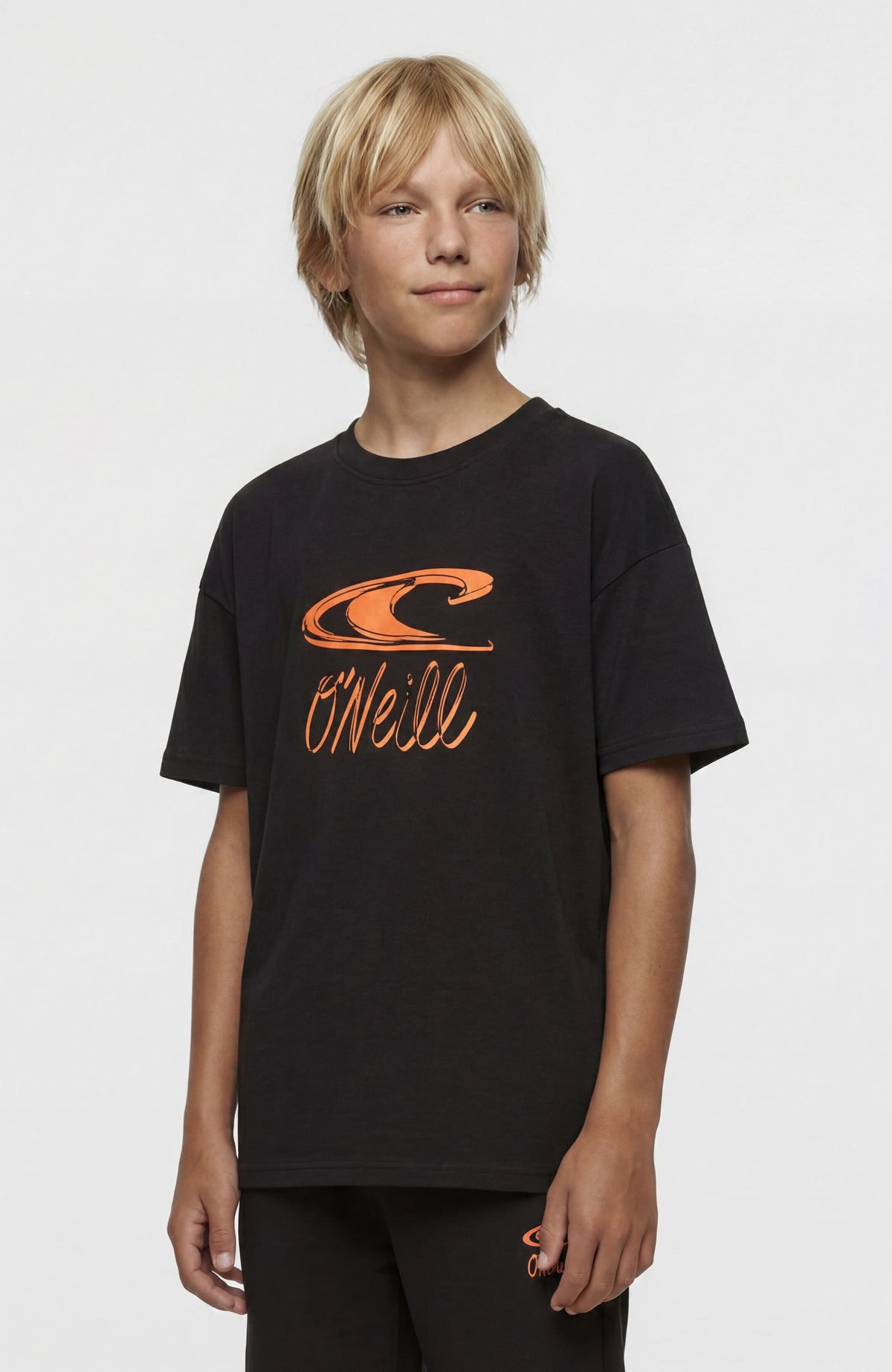 O'Neill Essentials T-Shirt für Jungen, schwarz mit Logo-Print in Orange, Vorderansicht am Model