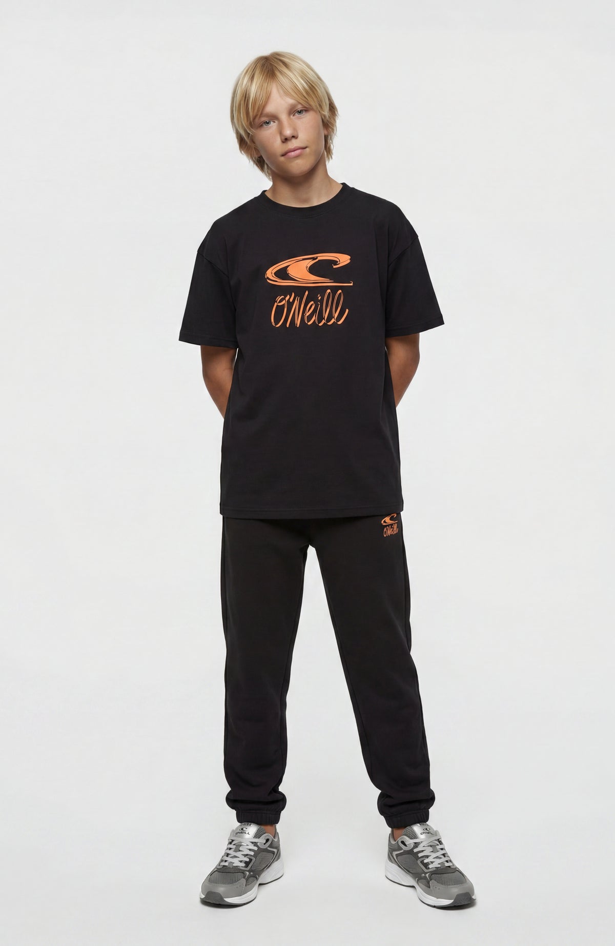 Essentials T-Shirt für Jungen, schwarz mit Logo-Print in Orange, Gesamtansicht am Model