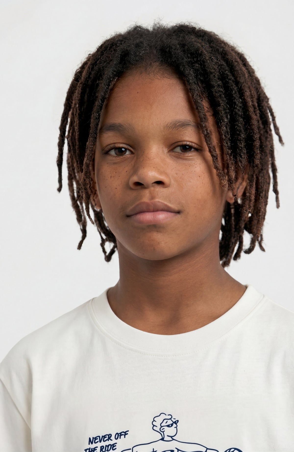 Must-Have T-Shirt für Jungen, weiß, Nahaufnahme des gerippten Rundhalsausschnitts, am Model