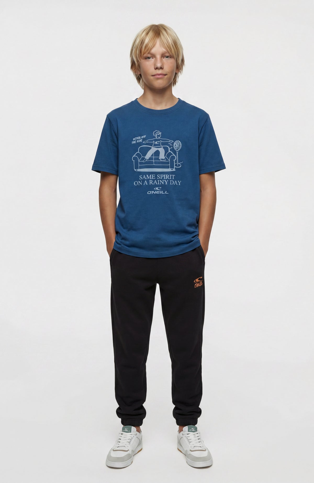 Must-Have T-Shirt für Jungen, blau mit Grafik-Print in Hellblau, Ganzkörperansicht am Model