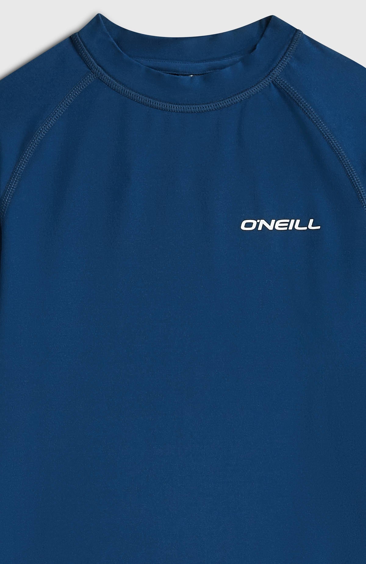 Blaues Baselayer-Set für Jungen, Nahaufnahme von Rundhalsausschnitt und Logo-Print