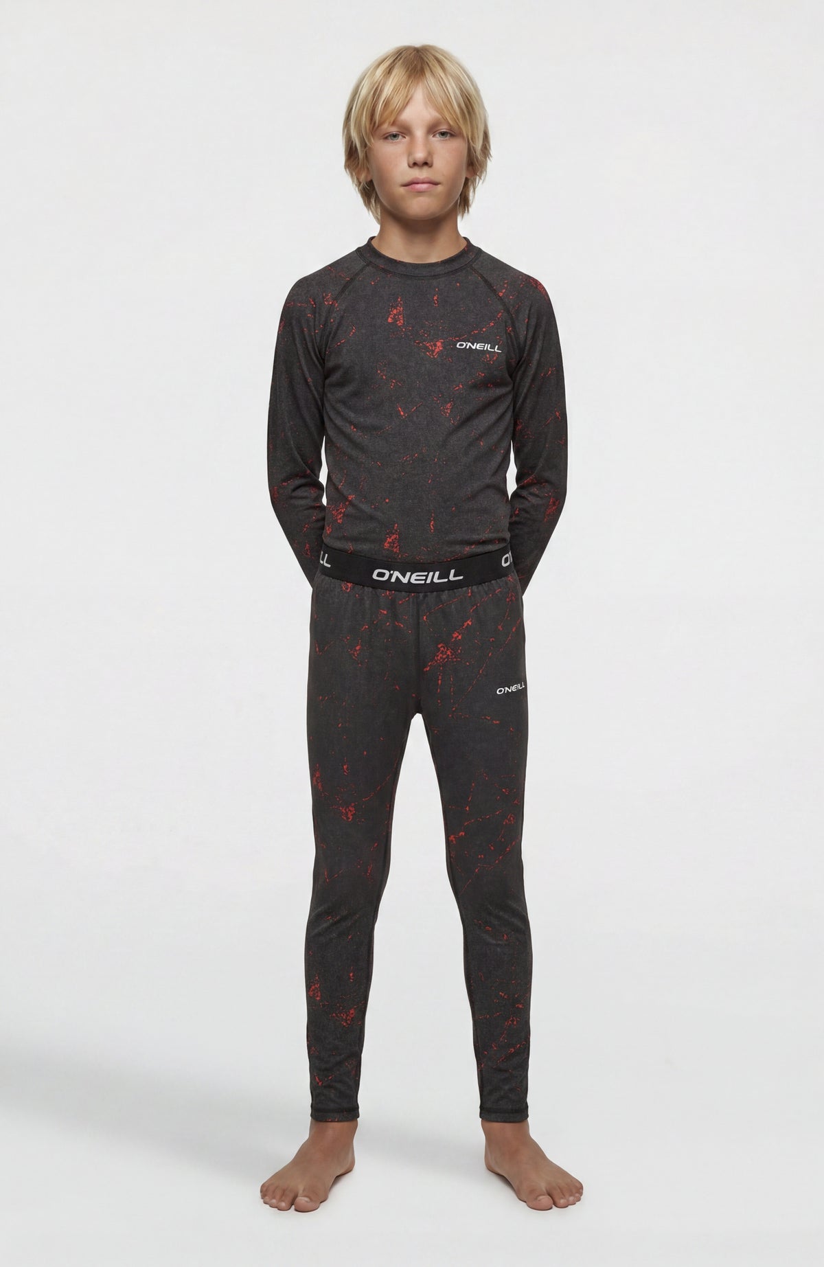 O'Neill Baselayer-Set für Jungen, schwarz mit Sprenkelmuster in Rot, Vorderansicht am Model
