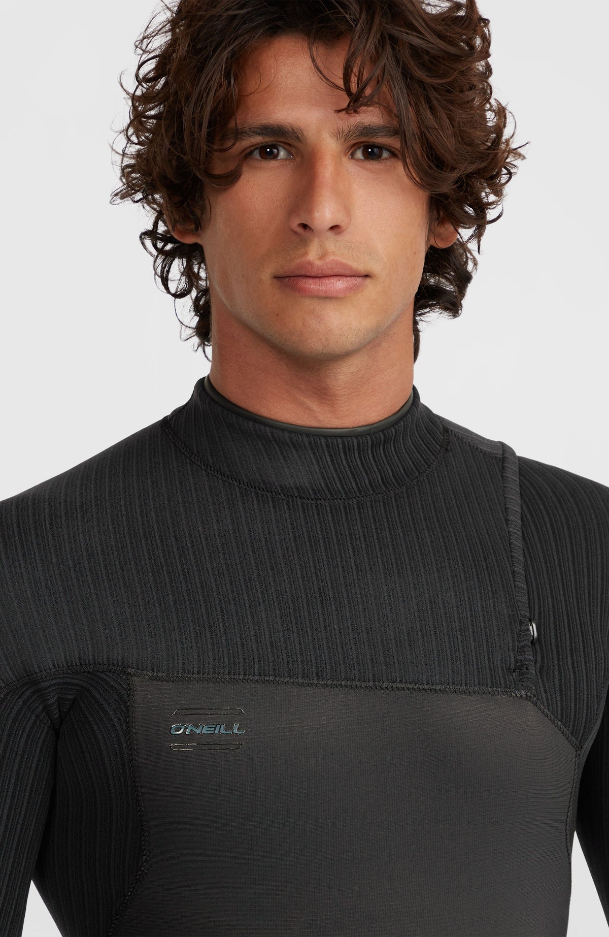 Hyperfreak 3/2mm Neoprenanzug für Herren, schwarz, Nahaufnahme der oberen Vorderseite mit Logo-Print am Model