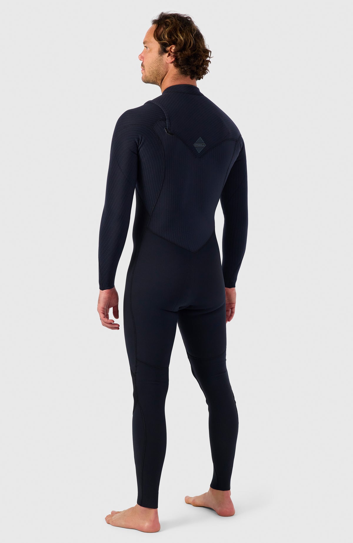 Hyperfreak 4/3mm Neoprenanzug für Herren, schwarz, getragen am Model von hinten, Logo-Print am oberen Rücken